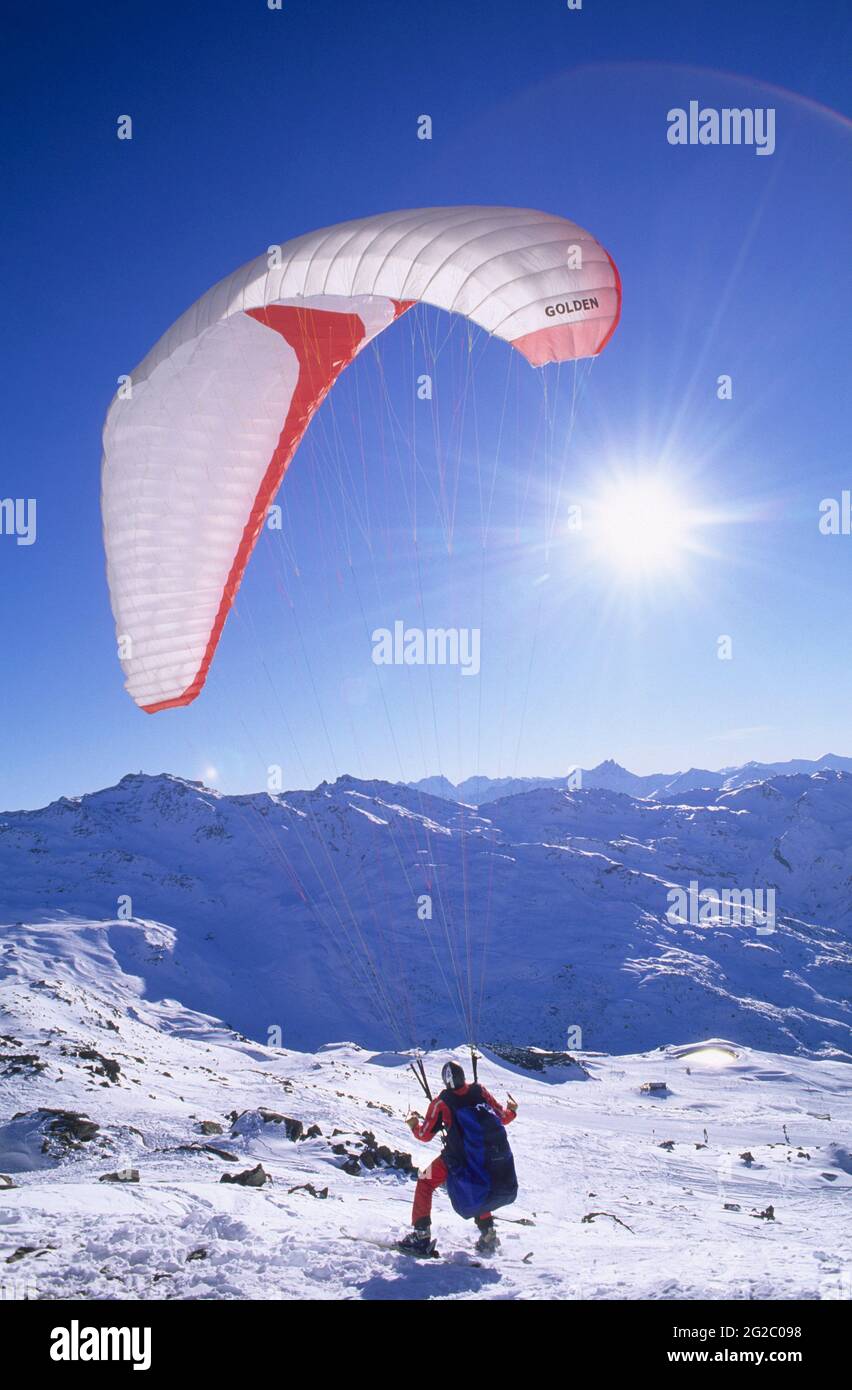 FRANCE, SAVOIE (73) BELLEVILLE VALLEY, TROIS VALLEES SKIING AREA, LES MENUIRES SKI RESORT, PARAGLIDING FROM THE TOP OF THE MONT DE LA CHAMBRE 2850 M Stock Photo