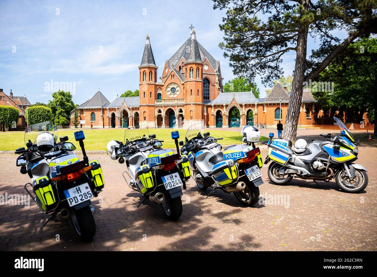 Hanover, Germany. 10th June, 2021. Motorcycles of the police stand before the beginning of the funeral of a murder victim in front of the main entrance to the city cemetery Stöcken. On 03.06.2021 there was an altercation between occupants of two cars on the open road in Hanover, in the course of which a man was killed. Credit: Moritz Frankenberg/dpa/Alamy Live News Stock Photo