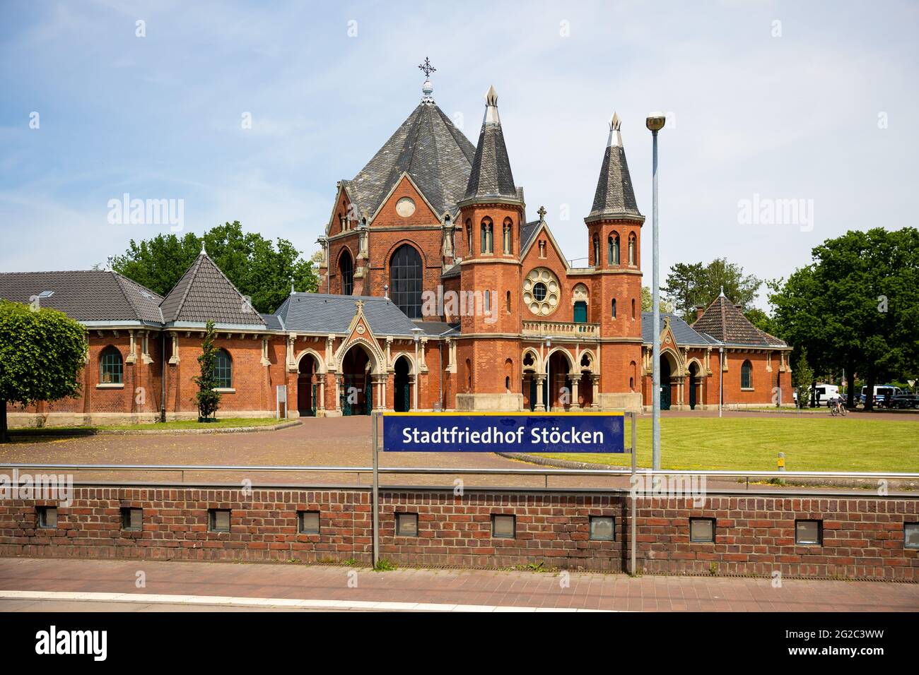 Hanover, Germany. 10th June, 2021. The main entrance to the city cemetery before the beginning of the burial of a murder victim. On 03.06.2021 there was an altercation between occupants of two passenger cars on the open road in Hanover, in the course of which a man was killed. Credit: Moritz Frankenberg/dpa/Alamy Live News Stock Photo