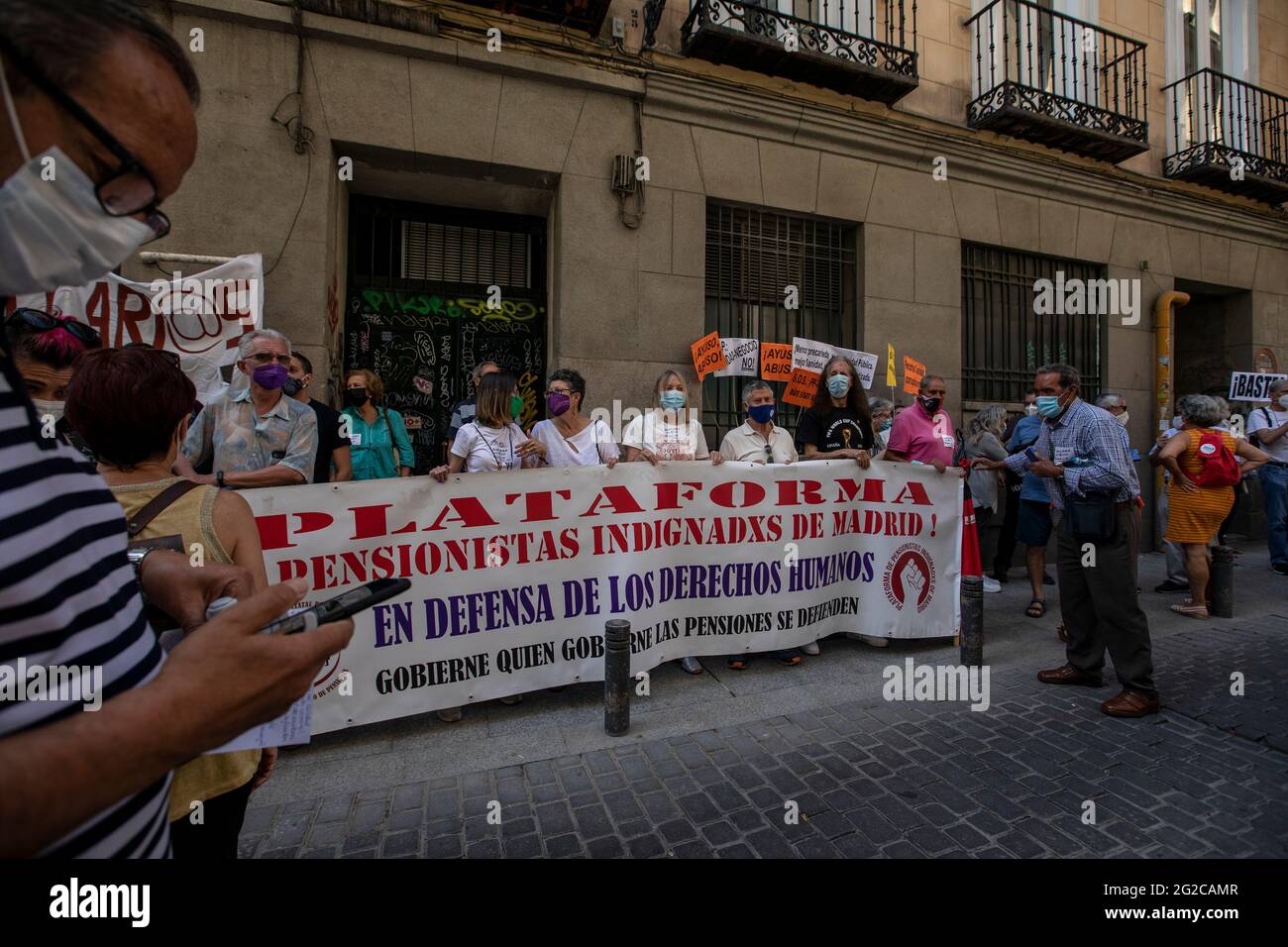 Madrid, Spain. 10th June, 2021. Protesters holding a banner expressing their opinion during the demonstration.A group of protesters gathered outside the Ministry of Health to demonstrate against the closures of health centres and primary care services. Credit: SOPA Images Limited/Alamy Live News Stock Photo