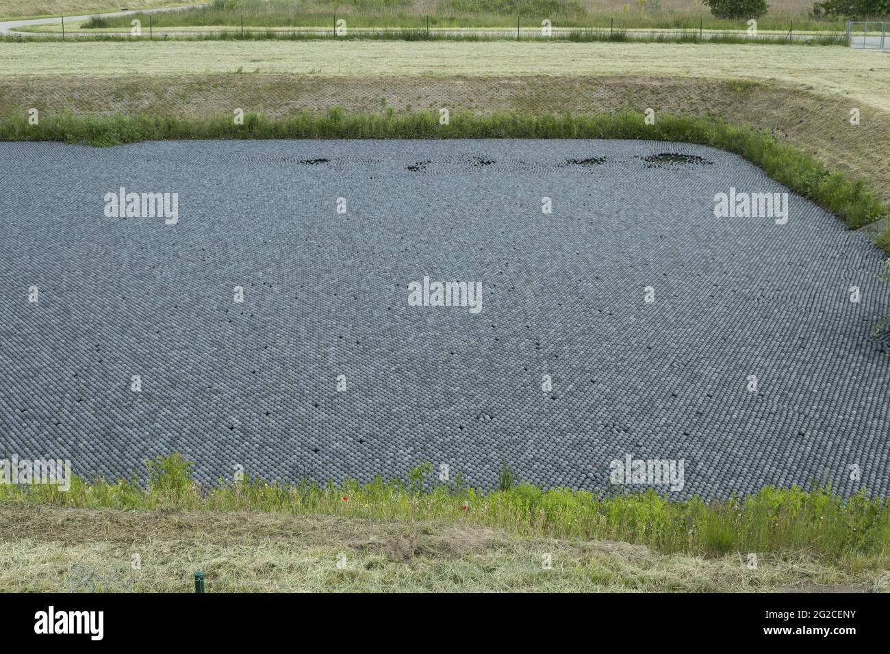 Shade balls reservoir hires stock photography and images Alamy