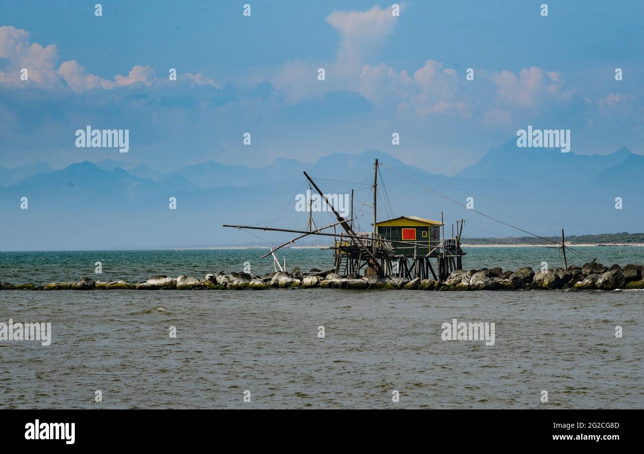Capanno di pesca alla foce del fiume Arno Stock Photo