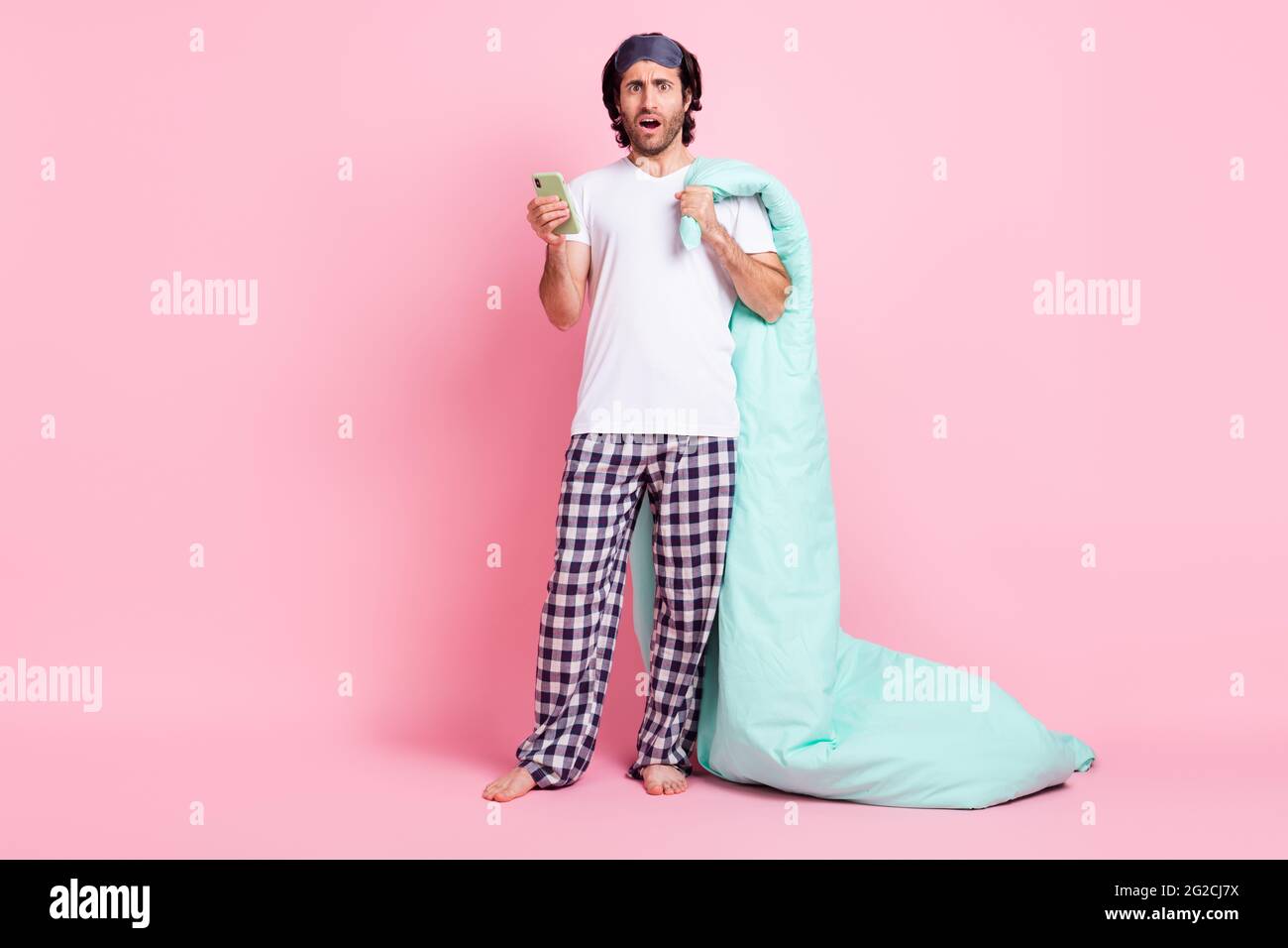 Full size photo of young unhappy sad man use cellphone see bad comment hold  blanket isolated on pink color background Stock Photo - Alamy, image size:1300x956