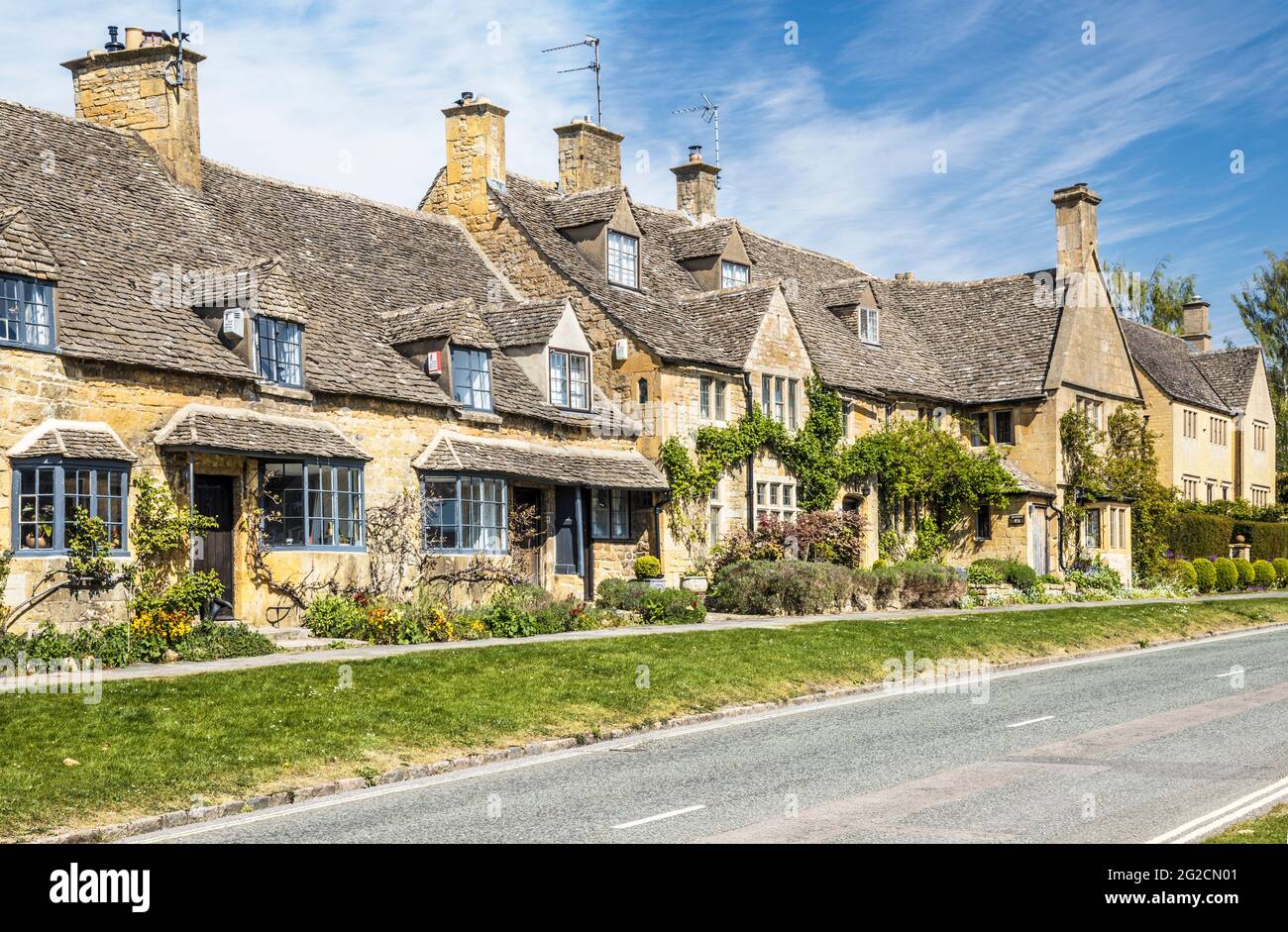 A row of pretty stone cottages in the Cotswold town of Broadway in Worcestershire. Stock Photo