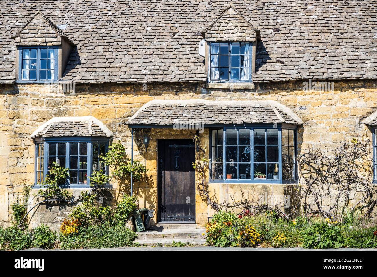A pretty stone cottage in the Cotswold town of Broadway in Worcestershire. Stock Photo
