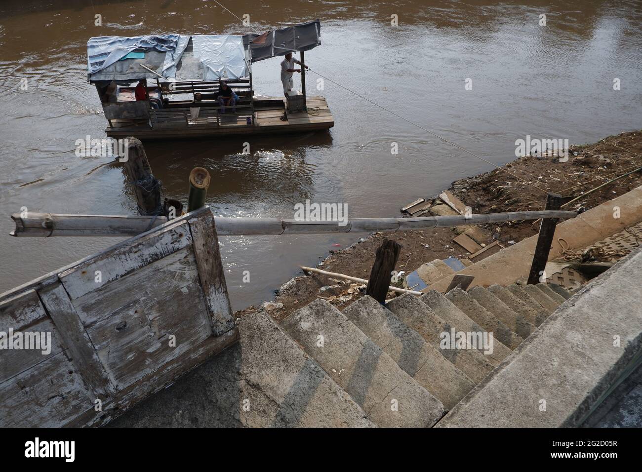 Jakarta ciliwung river daily life hi-res stock photography and images ...