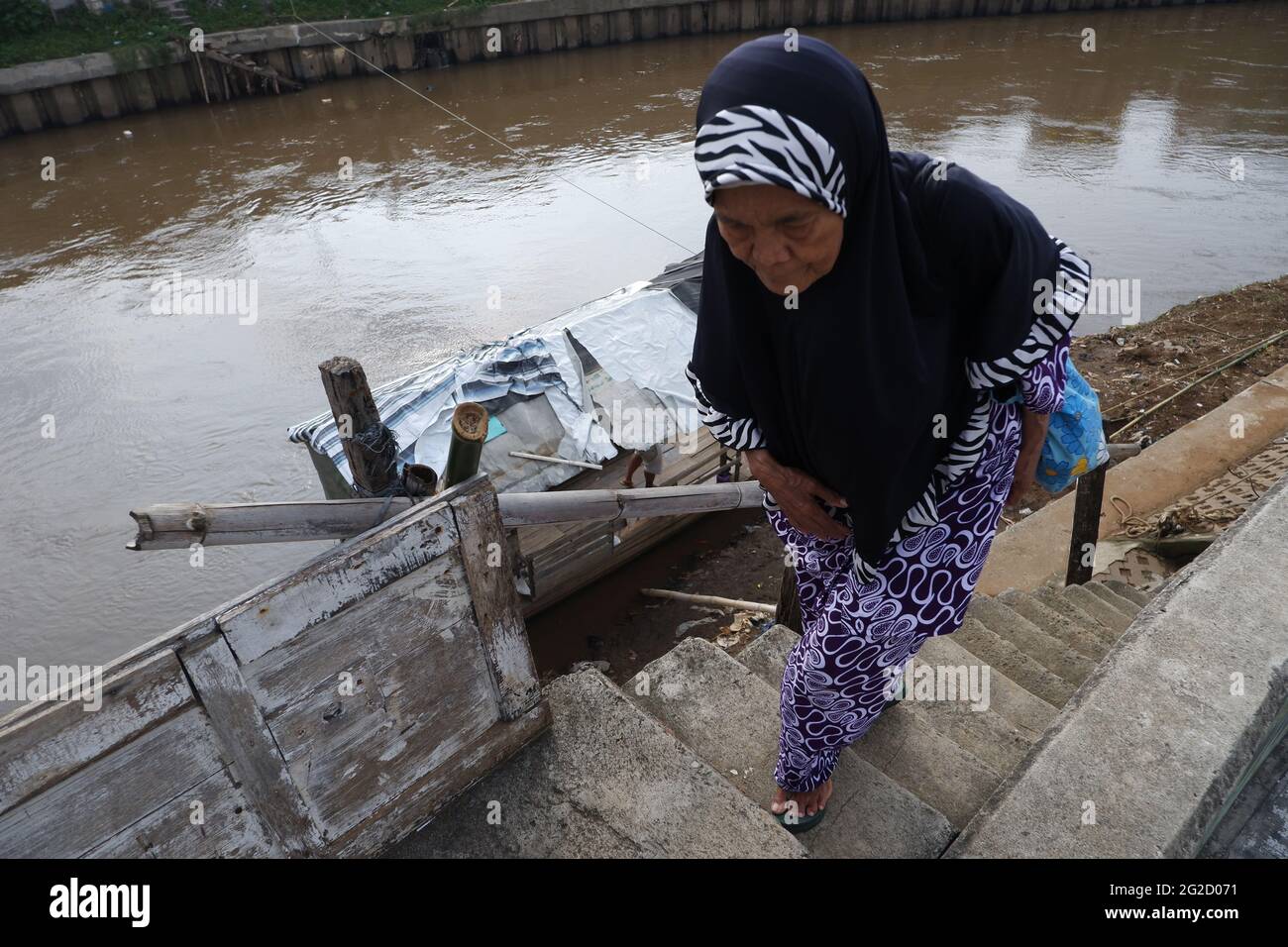 Jakarta ciliwung river daily life hi-res stock photography and images ...