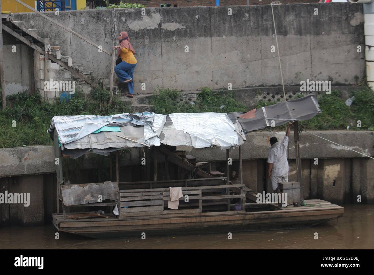 Jakarta ciliwung river daily life hi-res stock photography and images ...