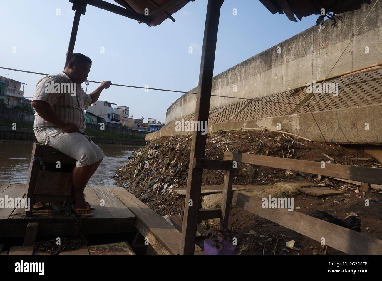 Jakarta ciliwung river daily life hi-res stock photography and images ...