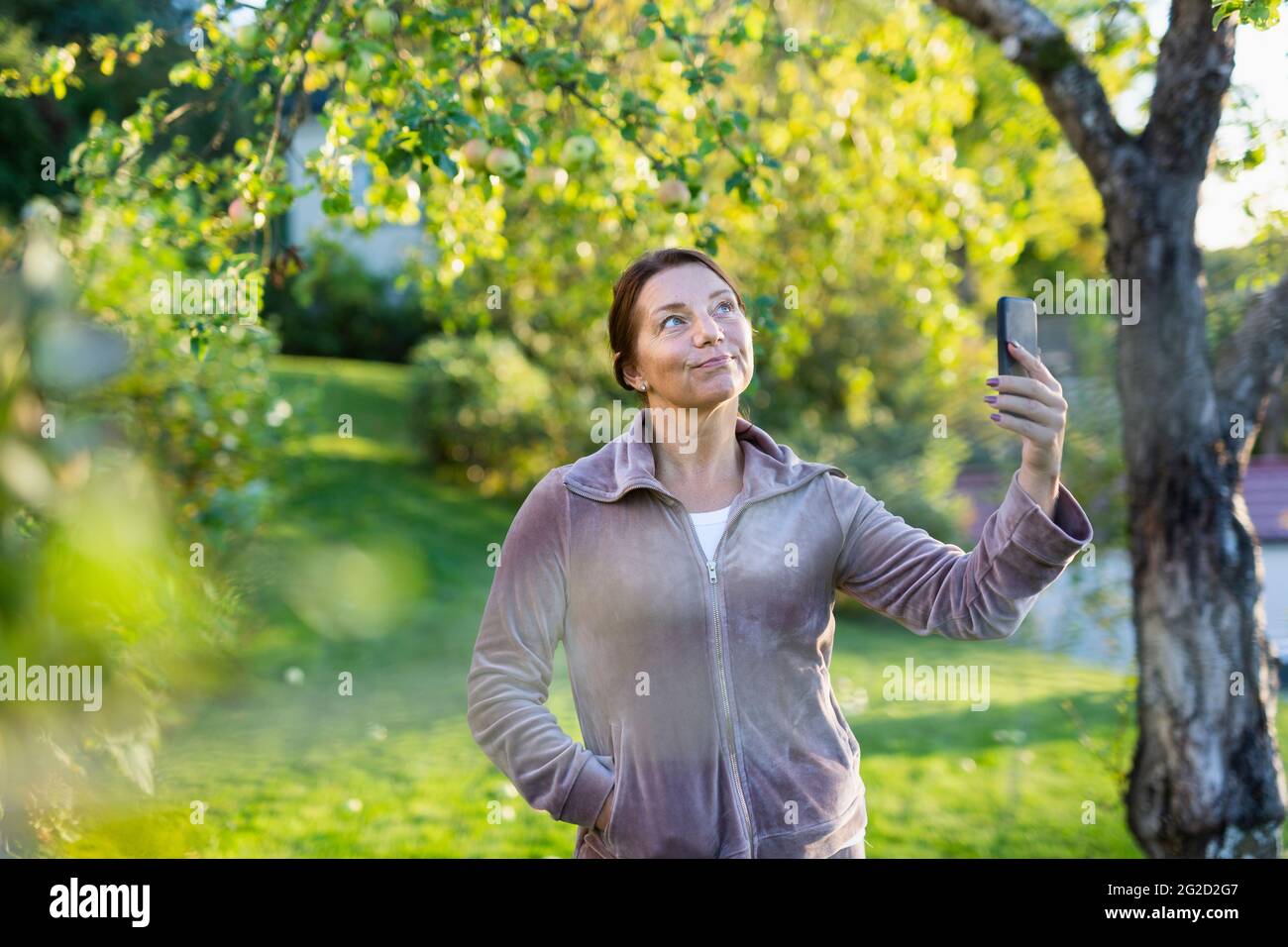 Selfie woman 40 hi-res stock photography and images - Alamy