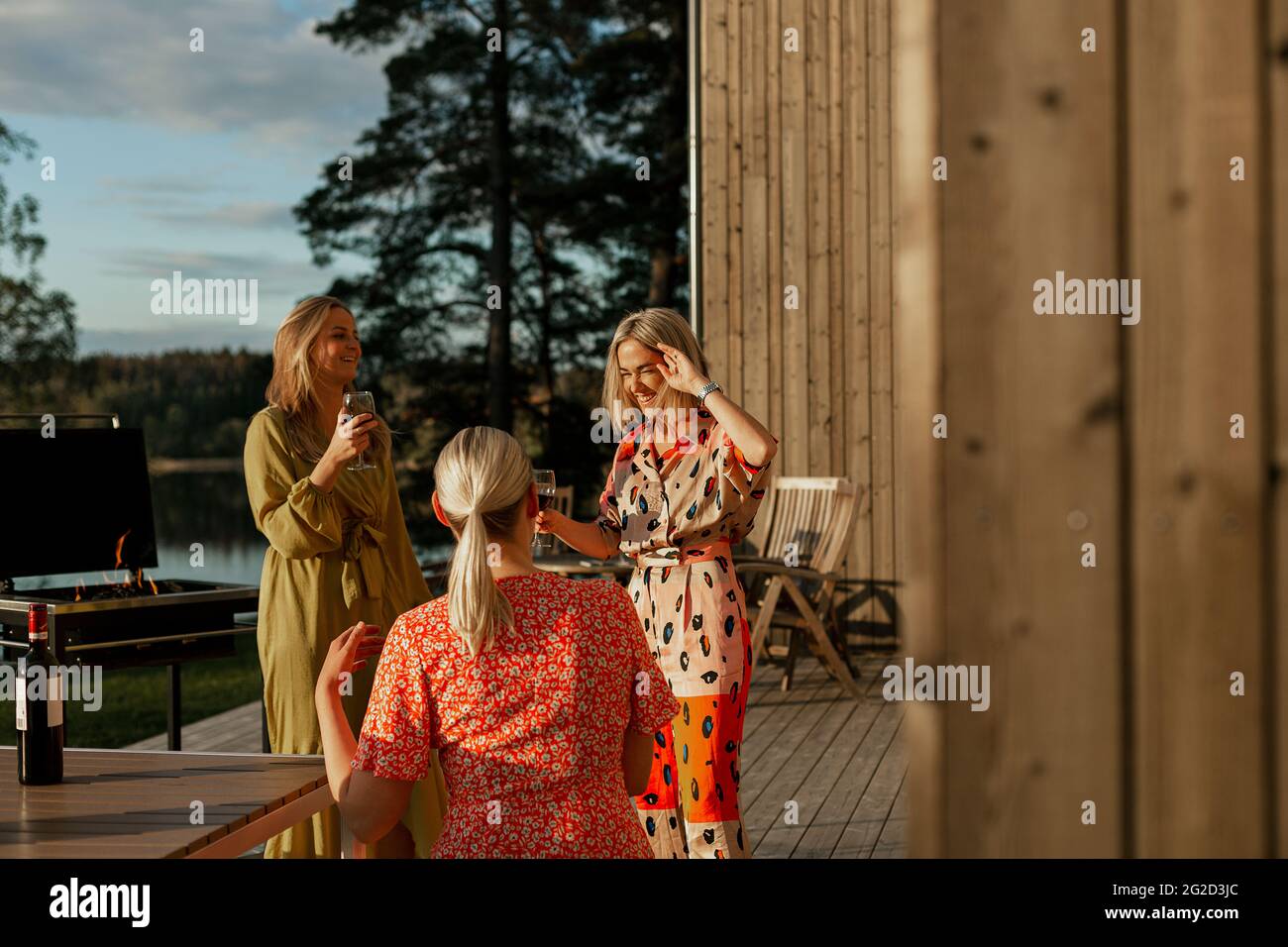 Three mature women friends laughing hi-res stock photography and images ...