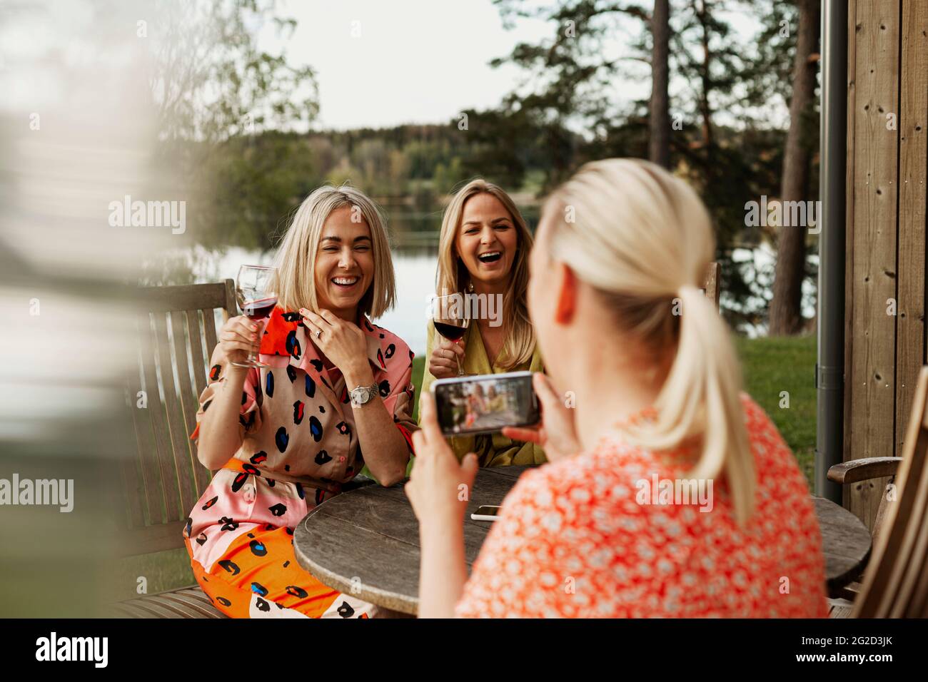 Three mature women friends laughing hi-res stock photography and images ...
