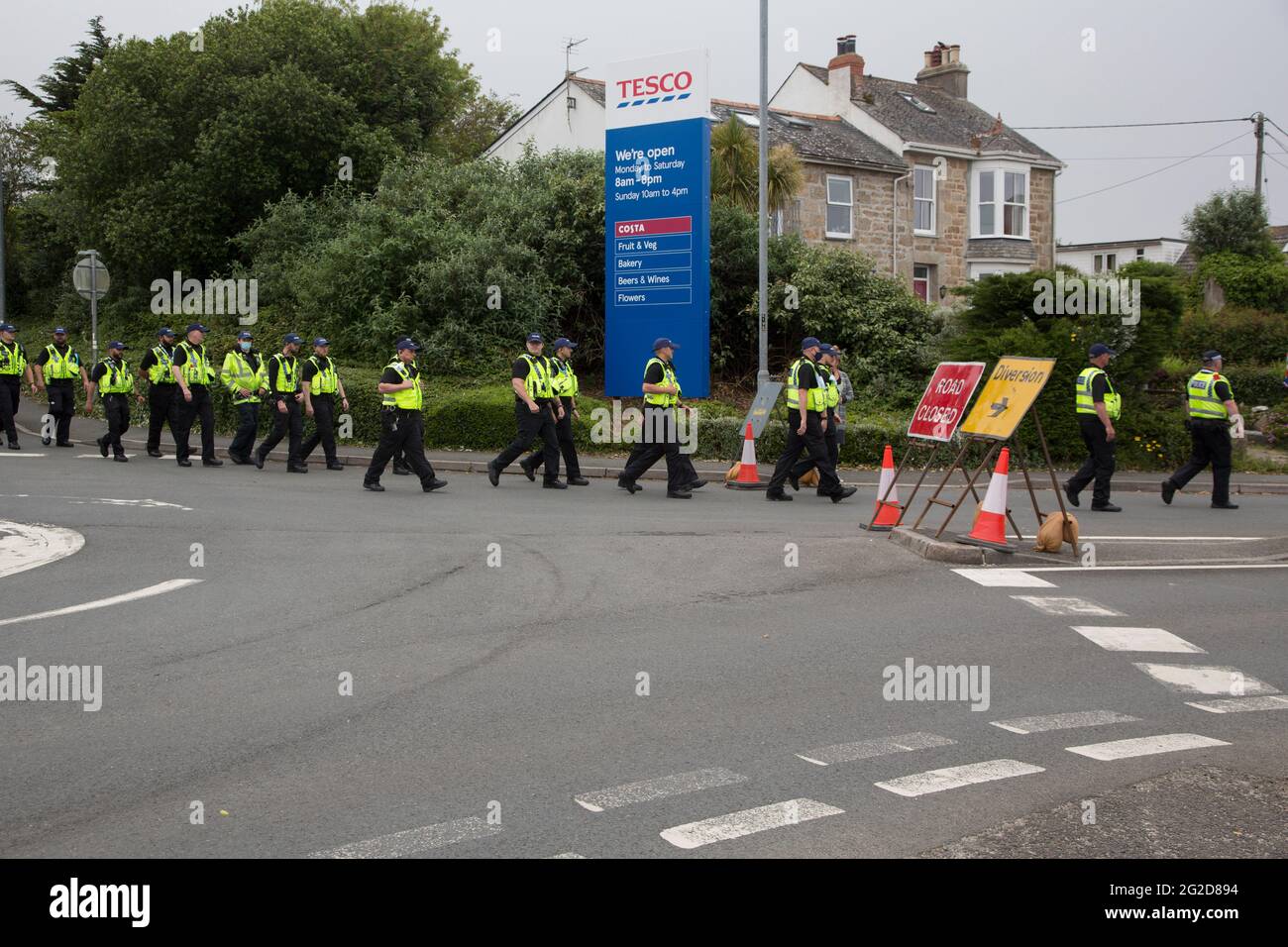 St Ives, UK. 10th June, 2021. Police officers on duty on the eve of the G7 summit in Cornwall. Credit: Sarah Peters/Alamy Live News Stock Photo