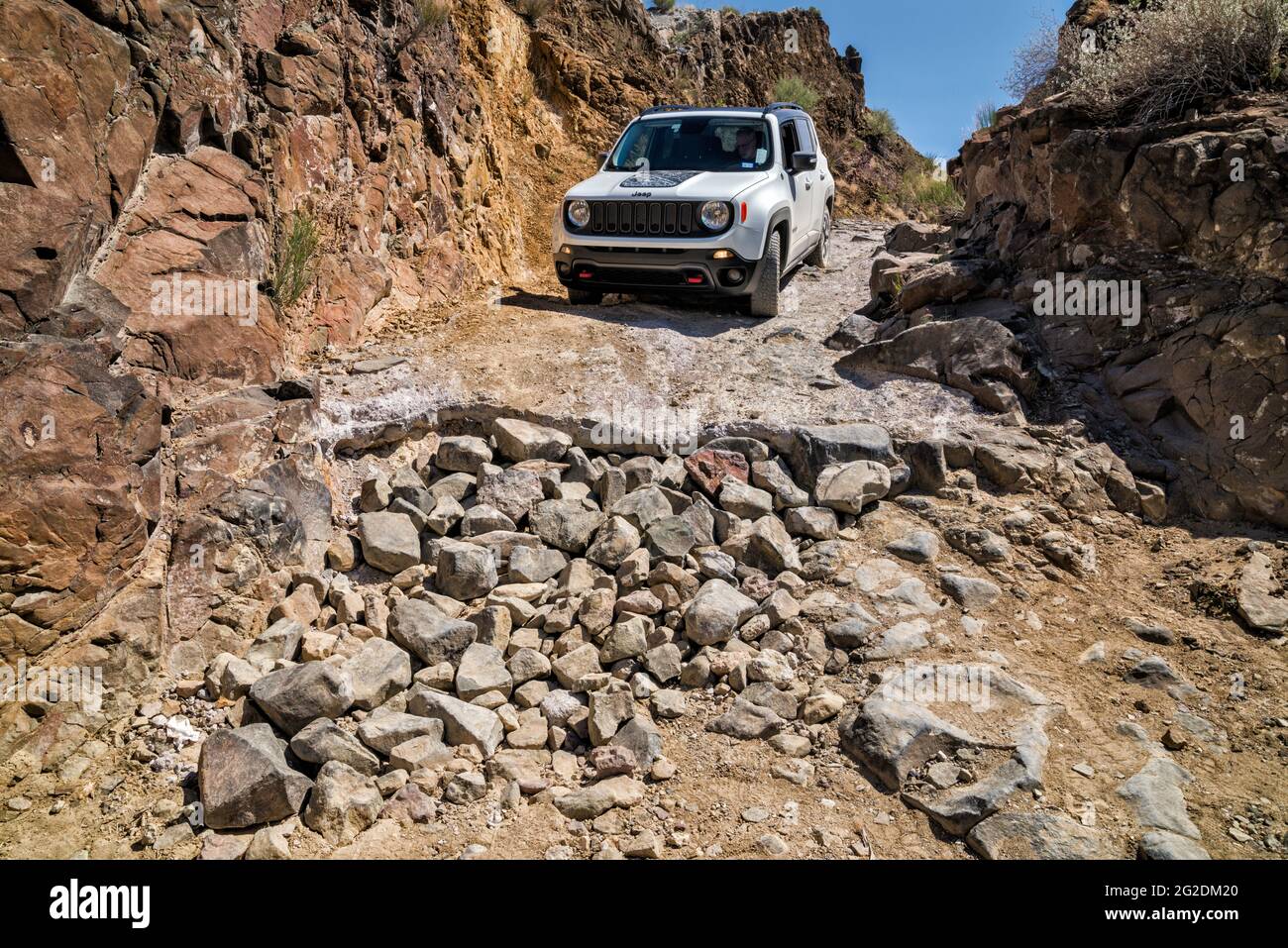 2017 Jeep Renegade Deserthawk negotiating difficult rocky section of