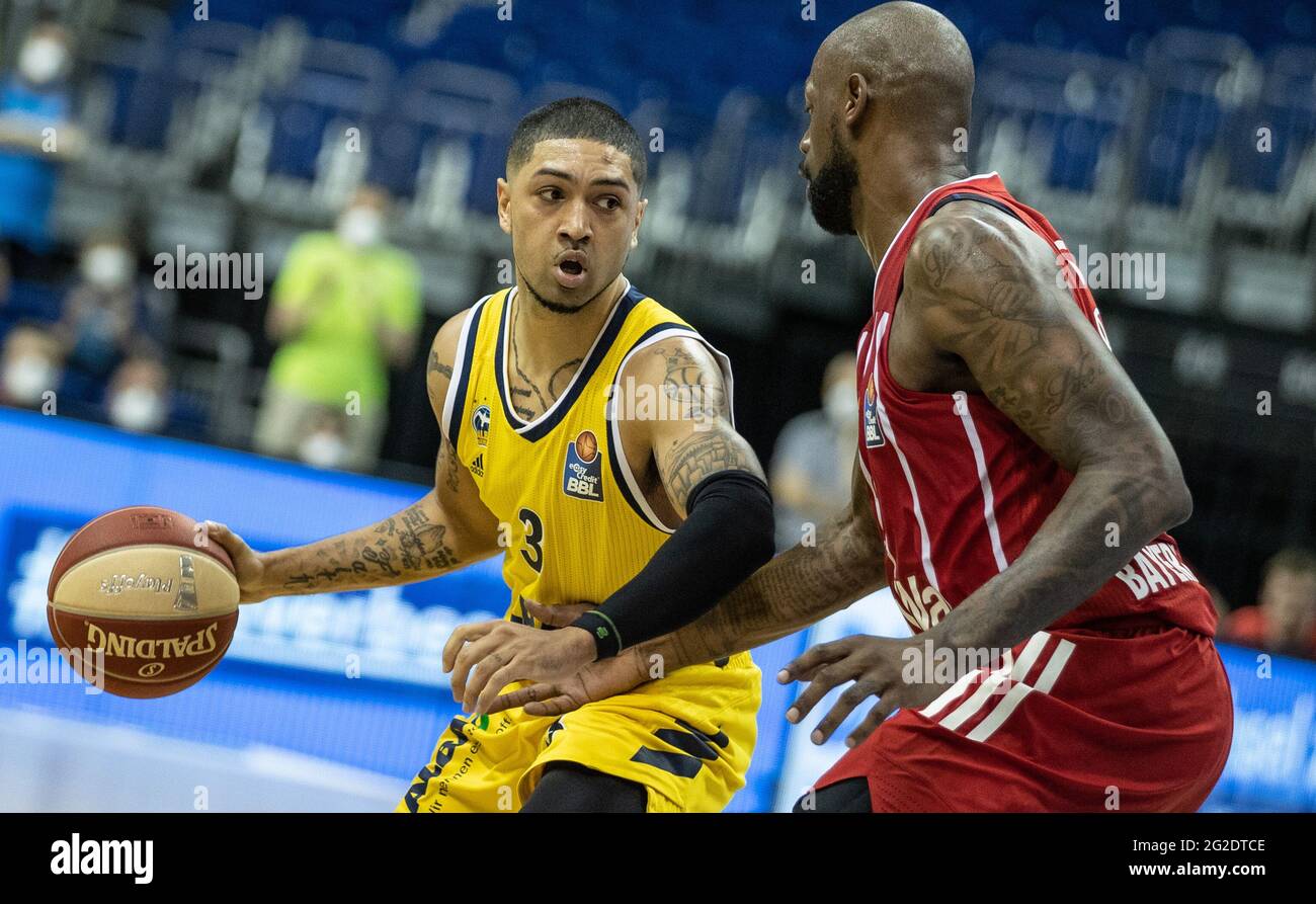 Berlin, Germany. 10th June, 2021. Basketball: Bundesliga, Alba Berlin - FC  Bayern München, Championship Round, Final, Matchday 2, Mercedes-Benz Arena.  ALBA's Peyton Siva (l) fights for the ball against James Gist of