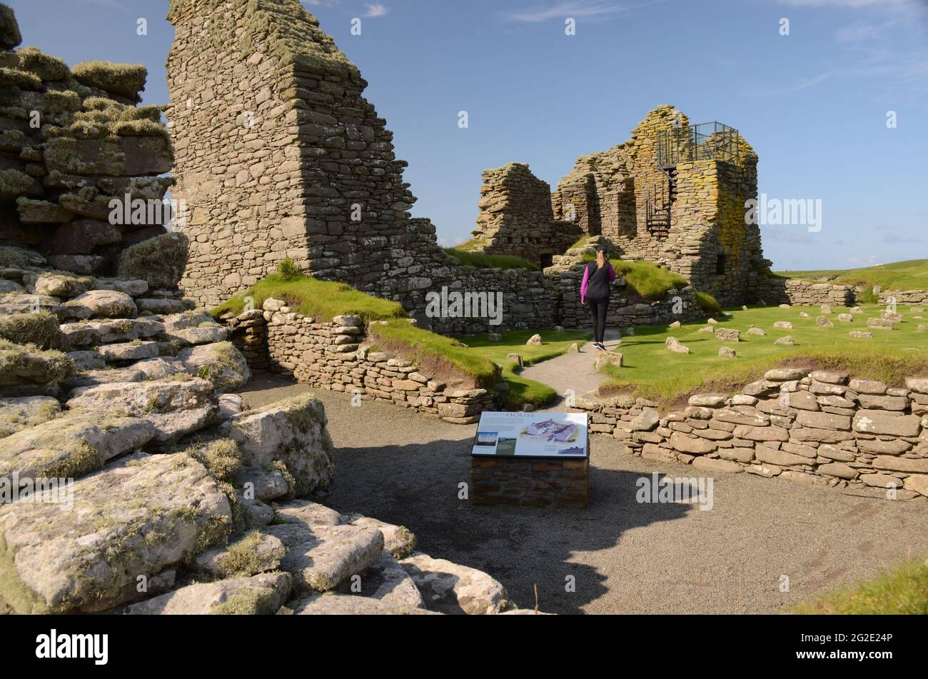 UNITED KINGDOM; SHETLAND ISLANDS, SCOTLAND; RUINS OF THE LAIRDS HOME AT THE JARLSHOF PREHISTORIC AND NORSE SETTLEMENT; WITH RUINS OF ANCIENT UNDERGROU Stock Photo