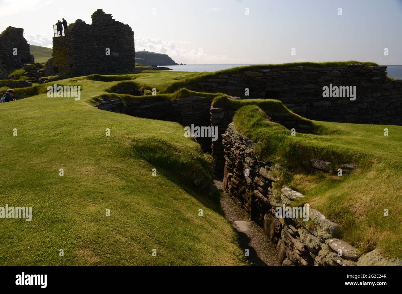 UNITED KINGDOM; SHETLAND ISLANDS, SCOTLAND; RUINS OF THE LAIRDS HOME AT THE JARLSHOF PREHISTORIC AND NORSE SETTLEMENT; WITH RUINS OF OLD UNDERGROUND Stock Photo