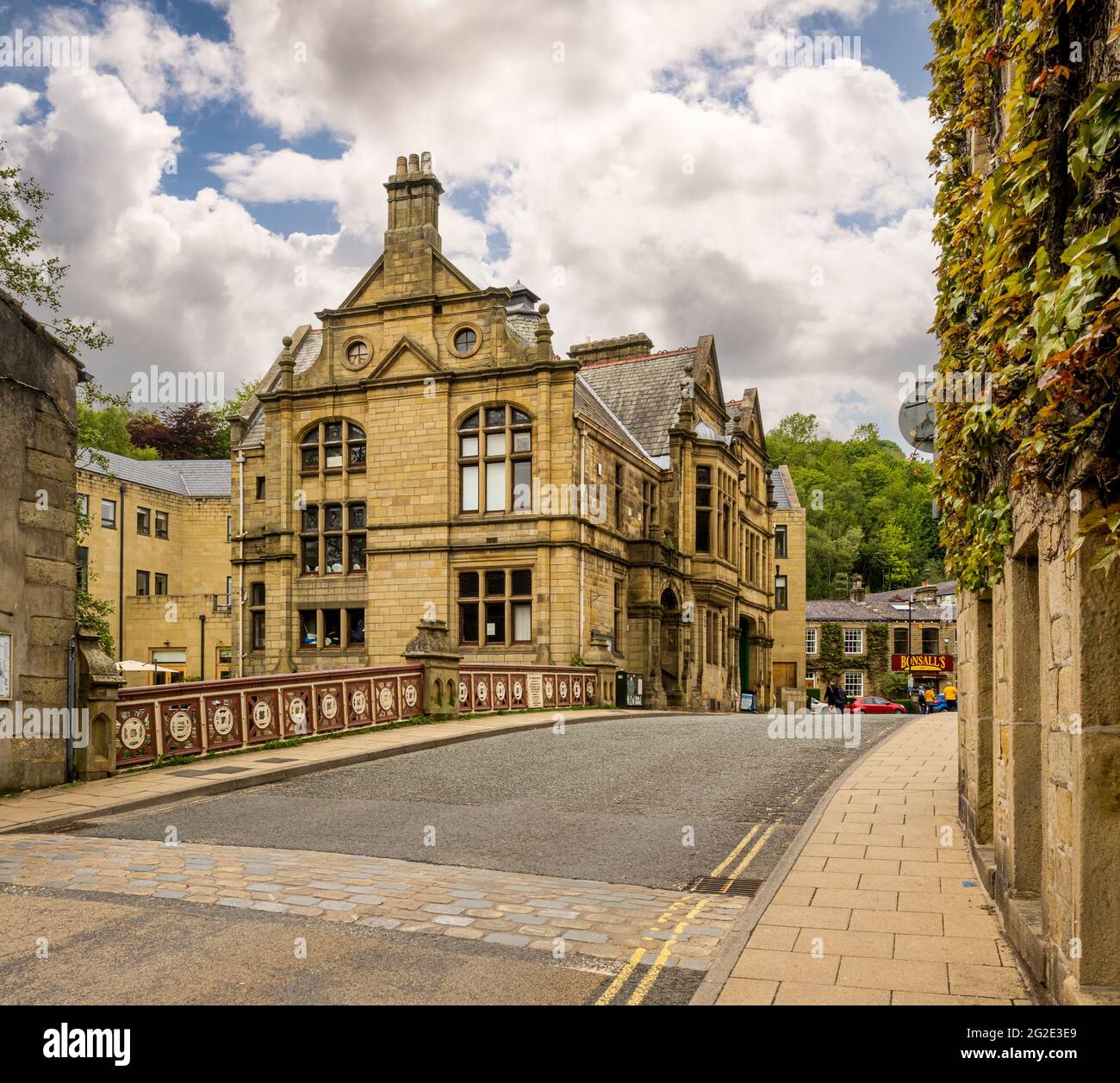 Tres ruedas eléctrica bicicleta comercial visto en Hebden Bridge, West  Yorkshire, Inglaterra Fotografía de stock - Alamy