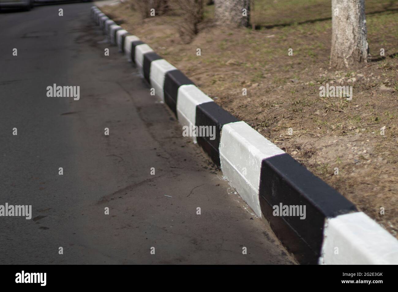Curb markings hi-res stock photography and images - Alamy