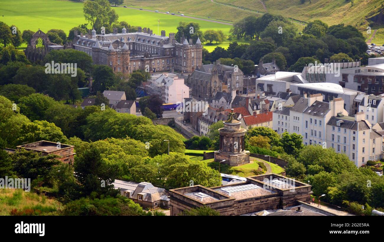 UNITED KINGDOM; EDINBURGH, SCOTLAND; ROBERT BURNS MONUMENT AND THE PALACE OF HOLYROODHOUSE; VIEW FROM CALTON HILL Stock Photo