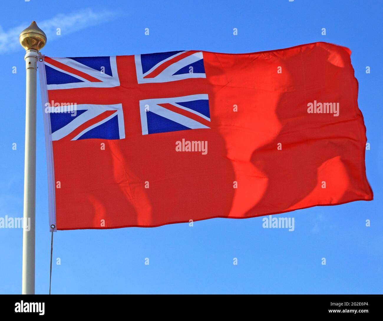Optø, optø, frost tø æggelederne Frastødende Red Ensign, Flag, Great Britain, UK, shipping, Red Duster, merchant navy,  flags Stock Photo - Alamy