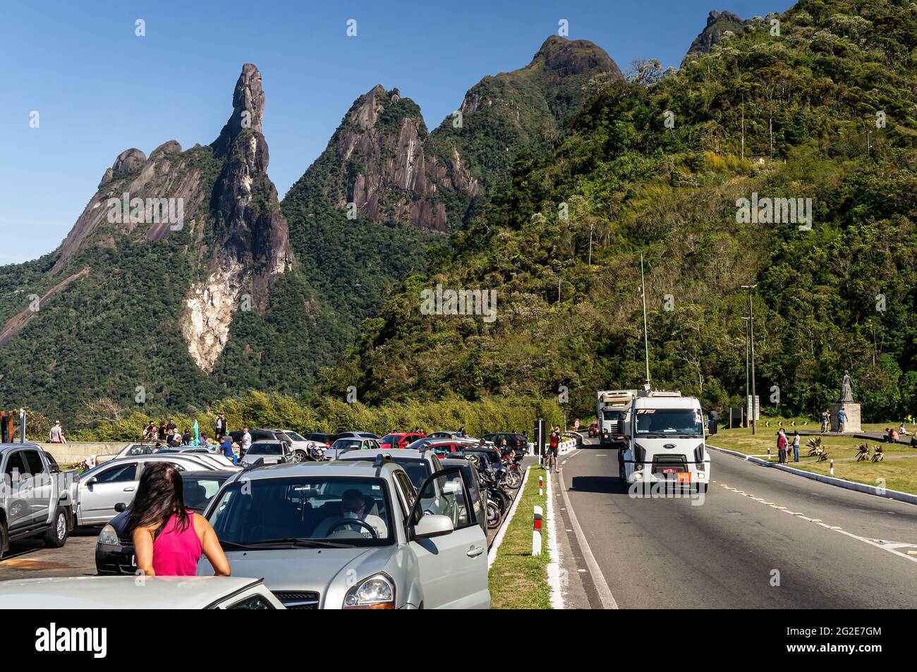 Partial view of Soberbo viewing spot rest area with traffic passing at Rio-Teresopolis highway cloverleaf interchange with Organ Range peaks at back Stock Photo