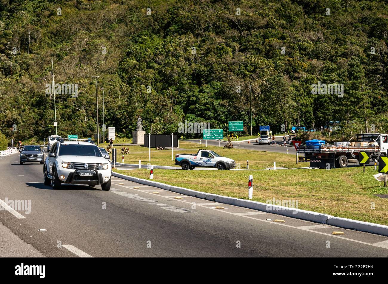 Traffic passing Rio-Teresopolis highway cloverleaf interchange right at Teresopolis access road and Mirante do Soberbo viewing spot, facing south. Stock Photo