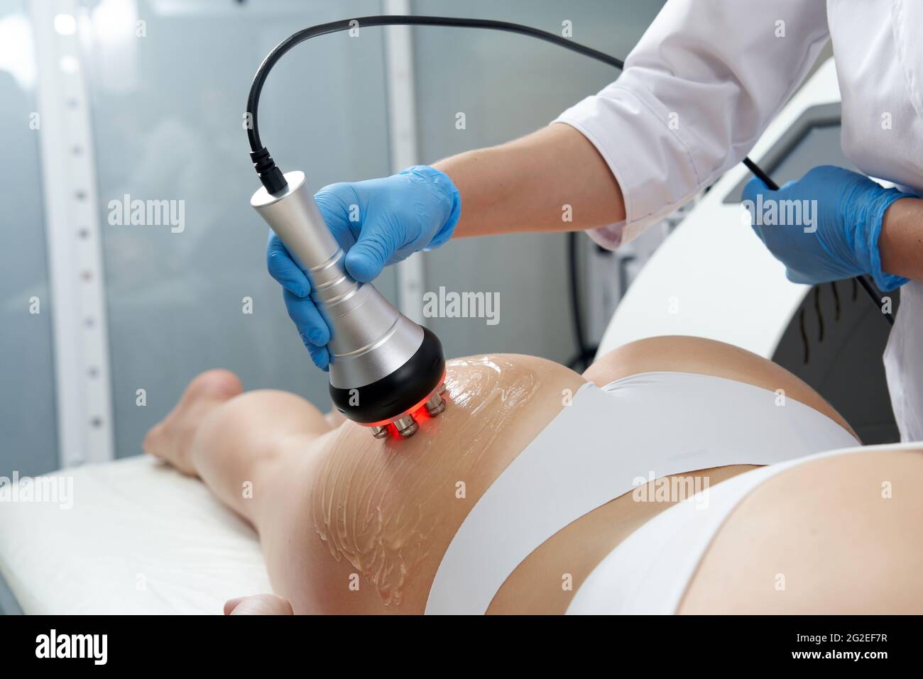 Ultrasound cavitation body contouring treatment. Woman getting  anti-cellulite and anti-fat therapy in beauty salon Stock Photo - Alamy