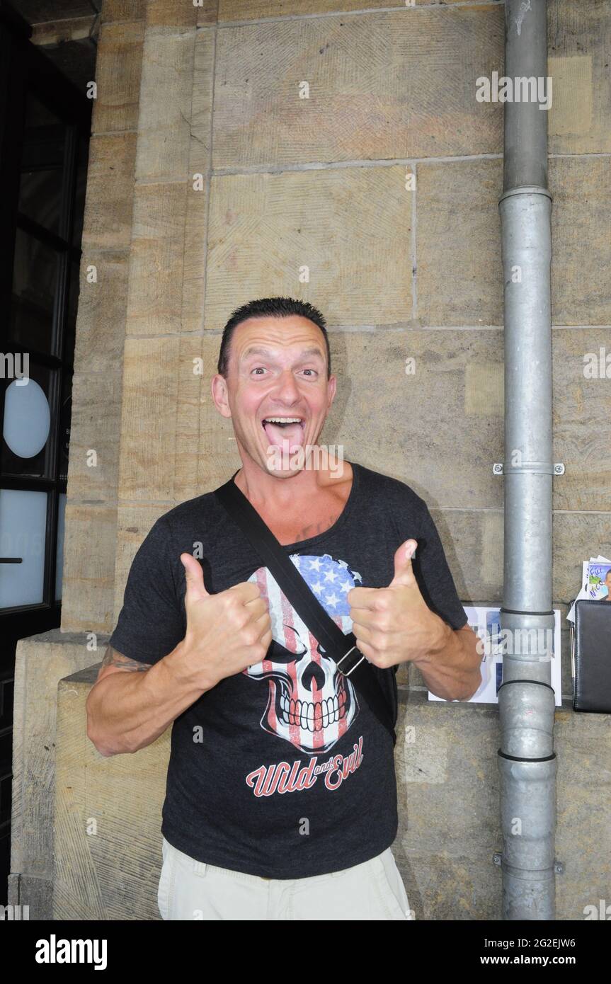 Katta klitorisi bolgan osiyolik ayol uzoq vaqtdan beri uzun qora xorozni sinab kormoqchi edi.