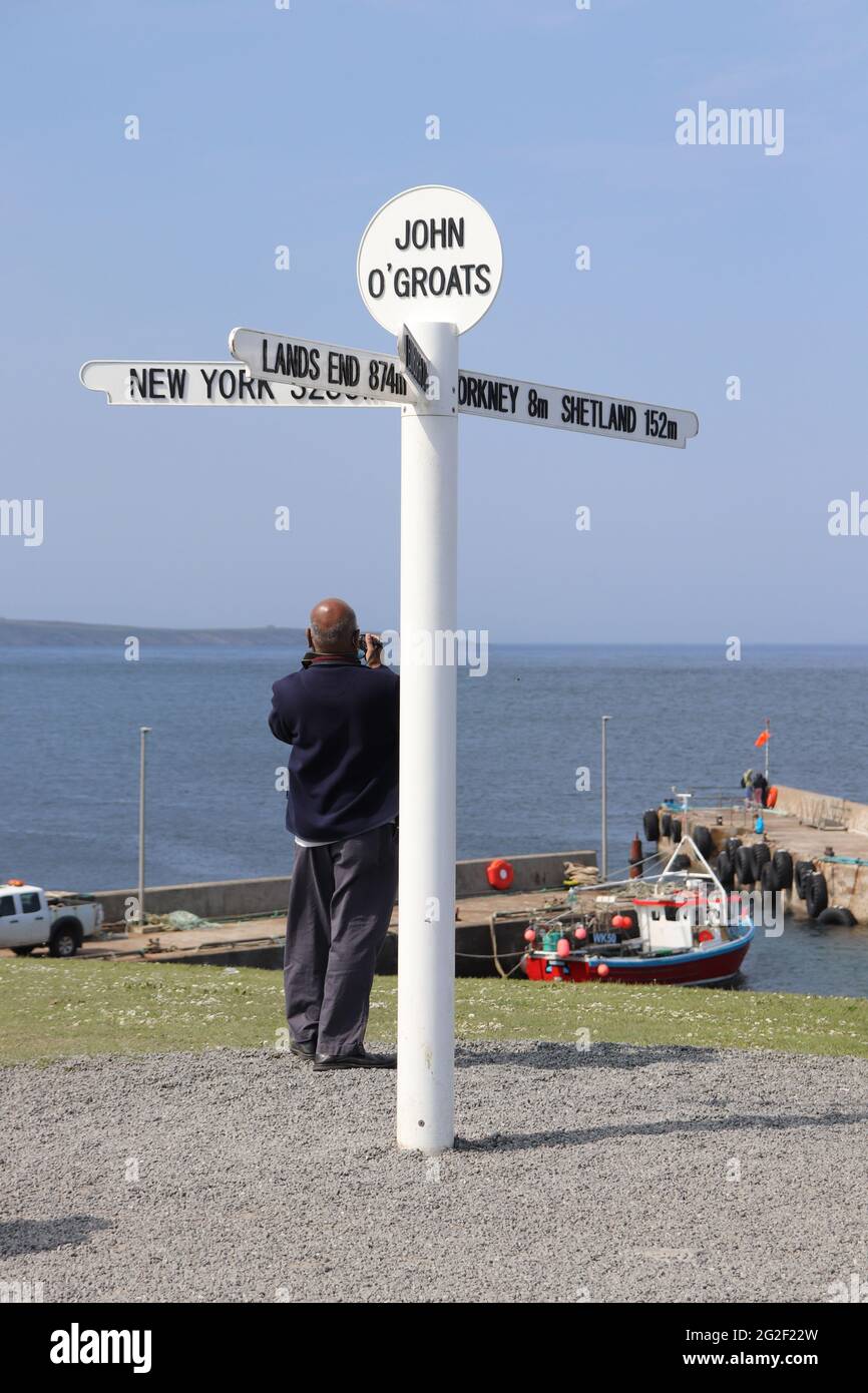 Famous signpost at John O'Groats on the most northerly point on the Scottish mainland, showing the distances to New York, Land's End, Edinburgh Stock Photo