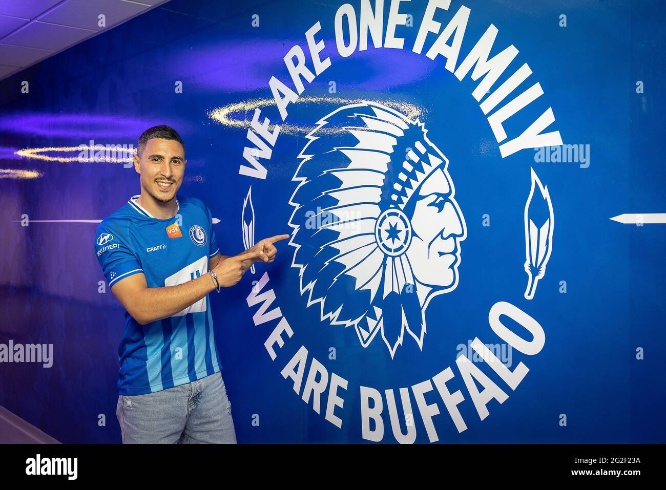 Gianni Bruno Poses For The Photographer After Signing With Belgian First Division Soccer Team Kaa Gent Monday 11 May In Gent Belga Photo James Stock Photo Alamy Gianni Bruno Poses For The Photographer After Signing With Belgian First Division Soccer Team Kaa Gent Monday 11 May In Gent Belga Photo James Stock Photo Alamy