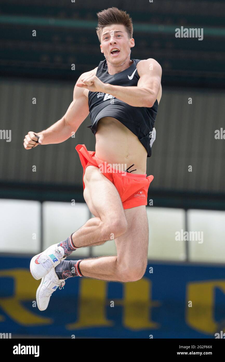 Winner Oleg ZERNIKEL (ASV Landau), action, pole vault; 1st place, pole vaulter; German champions