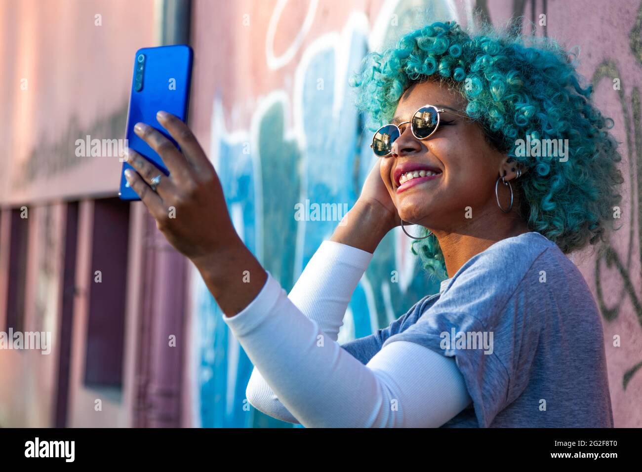 Smiling afro american girl hi-res stock photography and images - Alamy