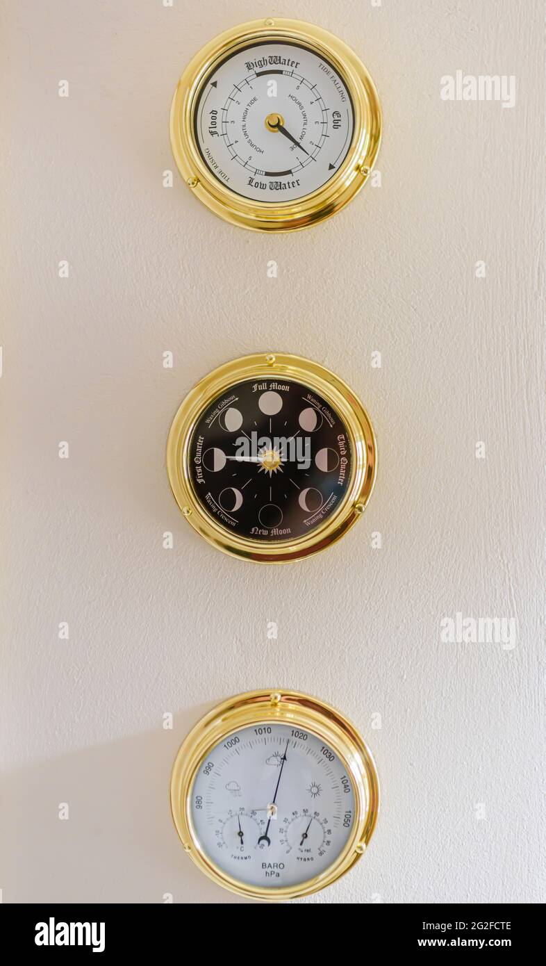 High tide and moon phase clock hires stock photography and images Alamy