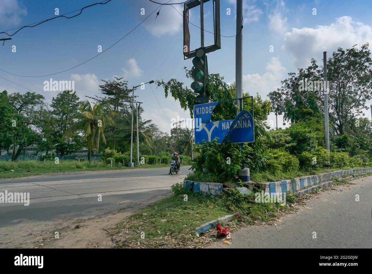 West Bengal Is In Which Direction Of India Kolkata, West Bengal, India - 23Rd May 2020 : Super Cyclone Amphan Has  Broken Road Sign Direction To Nabanna, West Bengal State Administrative  Buildin Stock Photo - Alamy