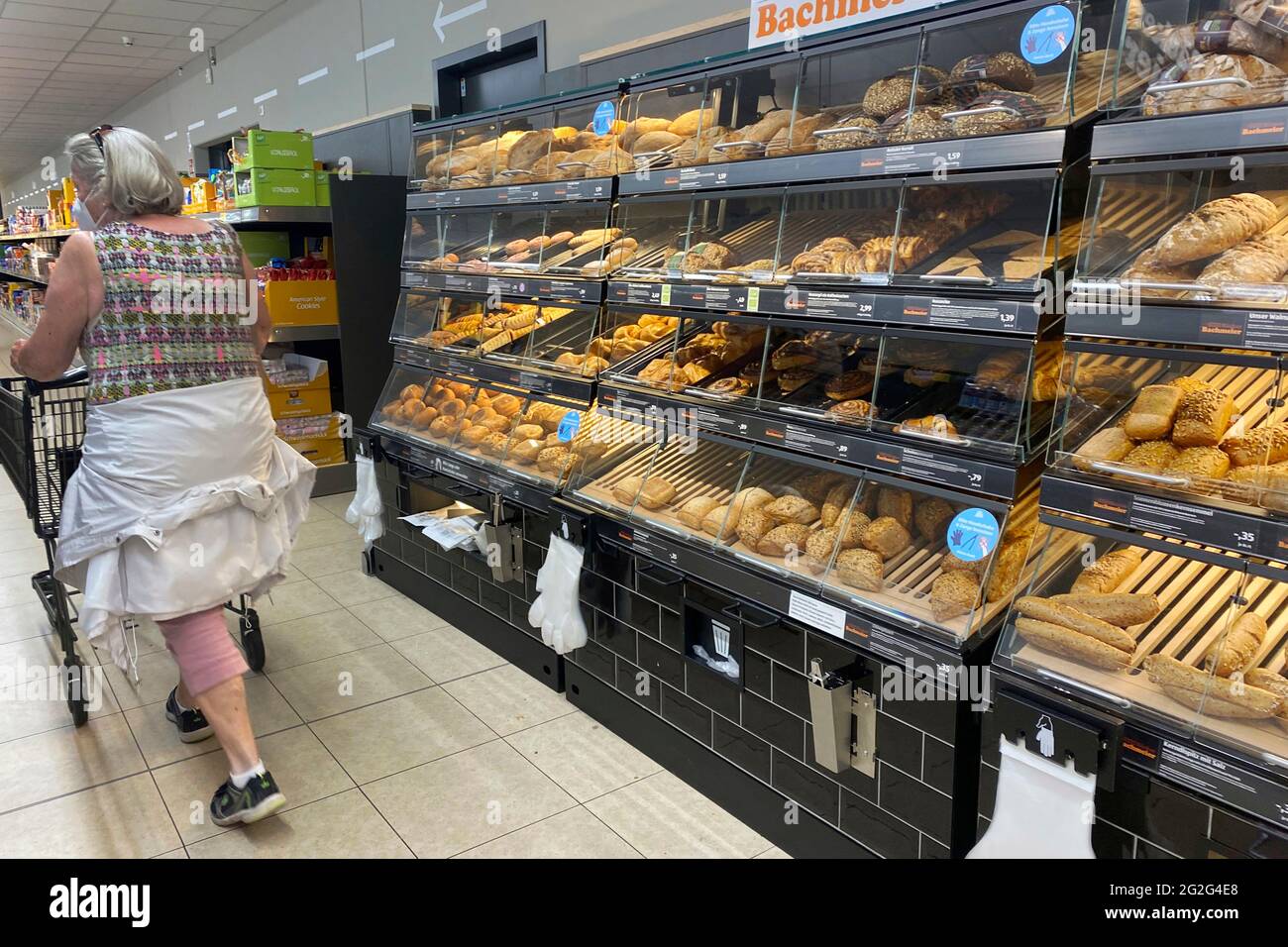 Munich, Deutschland. 10th June, 2021. Bread counter at the discounter Aldi  Sued, new baking concept, Credit: dpa/Alamy Live News Stock Photo - Alamy