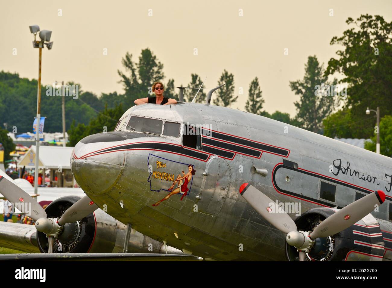 Thousands of aviation enthusiasts and pilots gather adjacent to the runway for the air show at the EAA Fly-In (AirVenture), Oshkosh, Wisconsin, USA Stock Photo