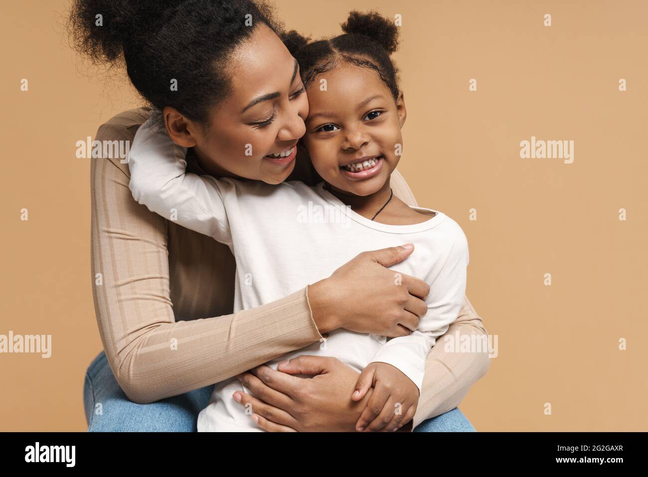 Черная мама и дочка. Мама с дочкой в обнимку черно белое фото.