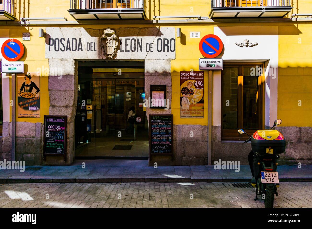 Traditional Tavern. Posada del León de Oro, Calle de la Cava Baja. Madrid has an important gastronomic tradition. Many restaurants that have been prep Stock Photo