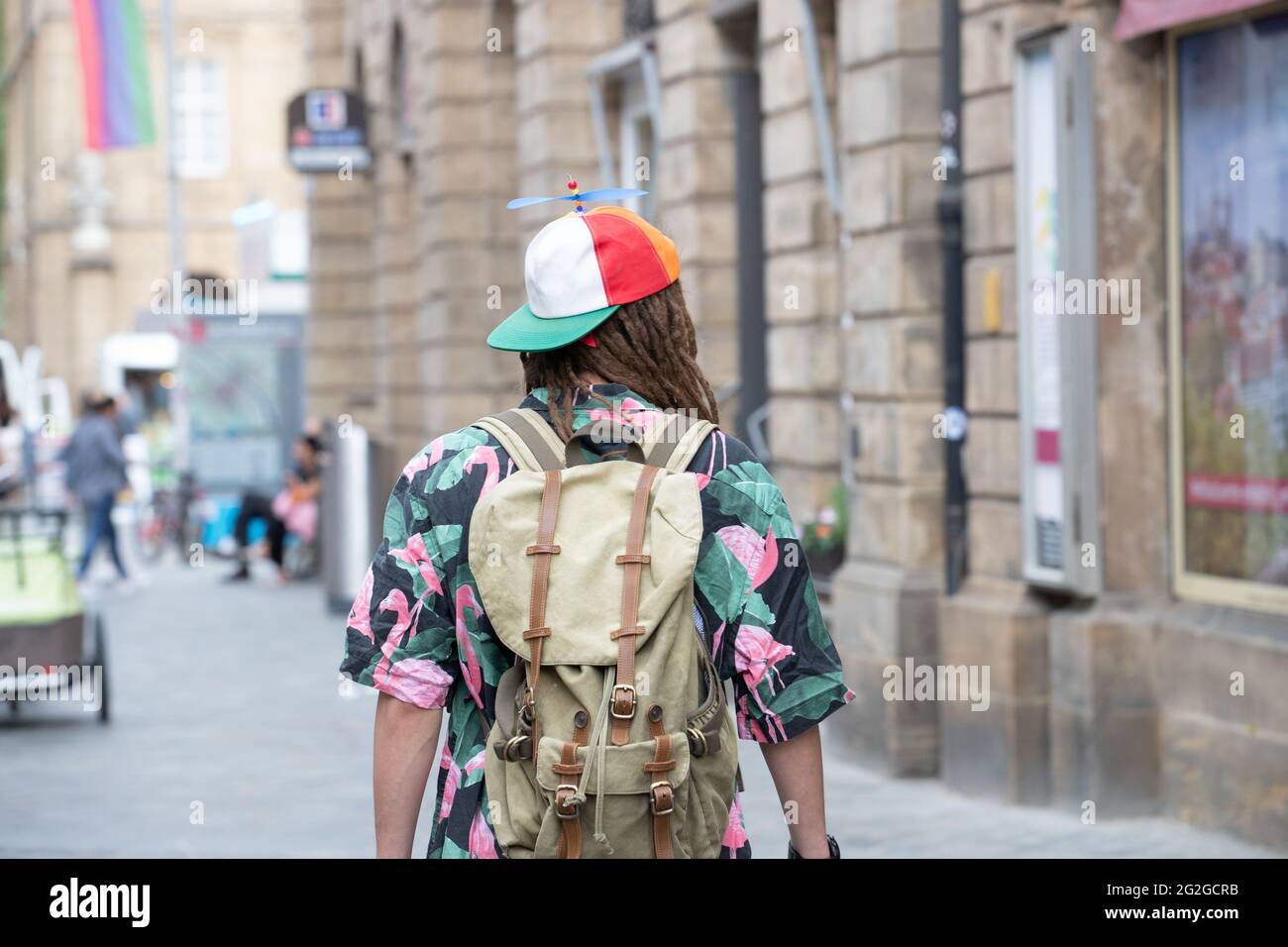 Bamberg, Deutschland. 11th June, 2021. Mann mit Rasta Zöpfen und Propeller Mütze. Menschen füllen am 11.6.2021 die Innenstadt und Cafés in Bamberg in Oberfranken. Die Corona Infektionen sind Bundesweit weterhin im sinken und es gibt immer mehr Menschen, die sowohl ihre erste Impfung bekommen haben als auch durchgeimpft sind. - People fill the downtown and Cafés of Bamberg in Upper Frankonia, Germany. The number of covid infections in Germany is continuously declining and more and more people are vaccinated. (Photo by Alexander Pohl/Sipa USA) Credit: Sipa USA/Alamy Live News Stock Photo