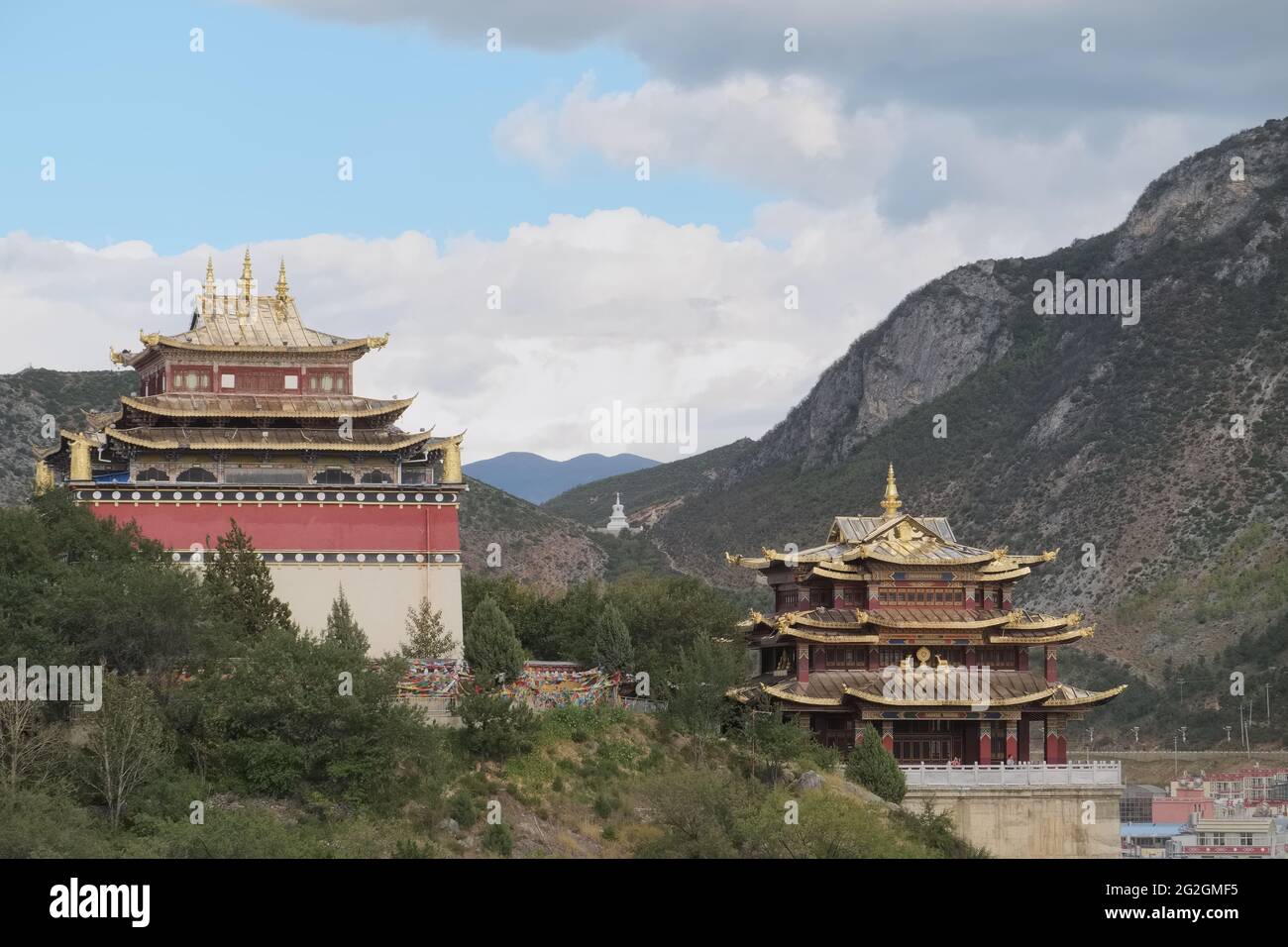 Panoramic view of Dafo temple and landscape of Dukezong Tibetan ancient town, Shangri-La, Yunnan, China Stock Photo