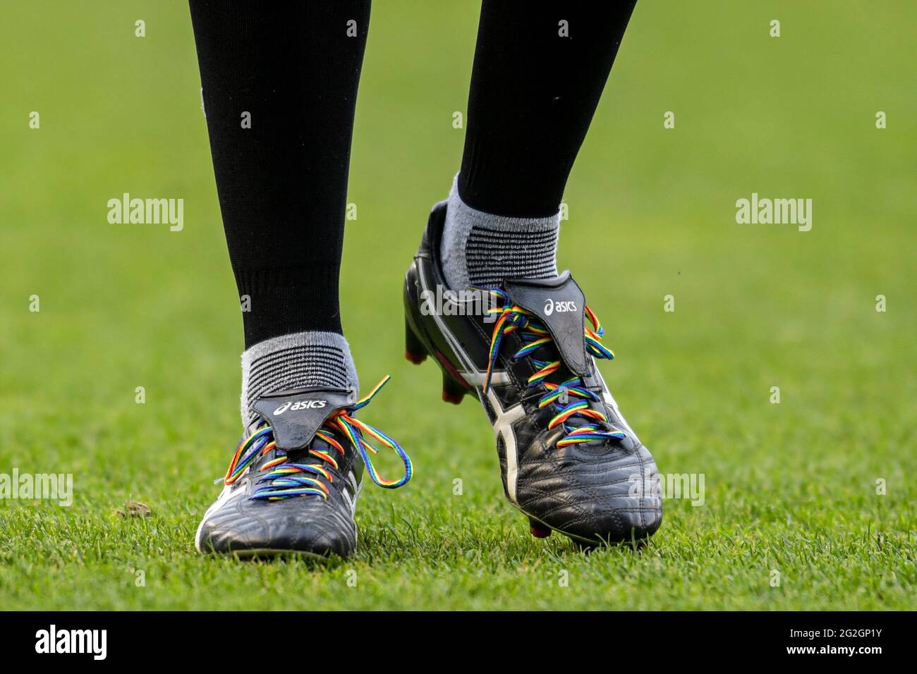 Referee Marcus Griffiths supporting Stonewall's Rainbow Laces campaign  during the round 9 Super League game Stock Photo - Alamy