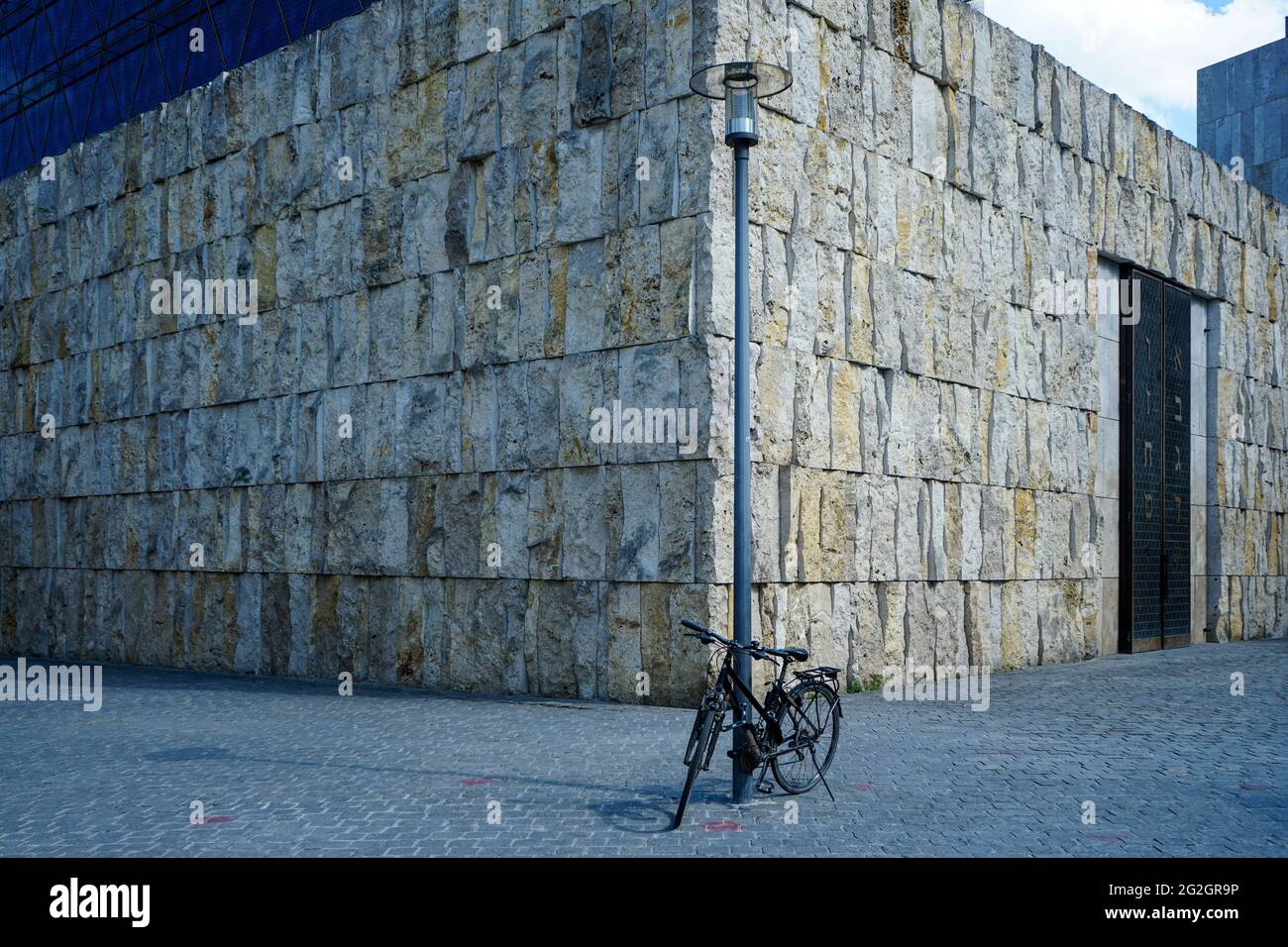 Parked bicycle in front of the the main synagogue Ohel Jakob at St.-Jakobs-Platz in Munich beside the Jewish Museum Munich. Stock Photo