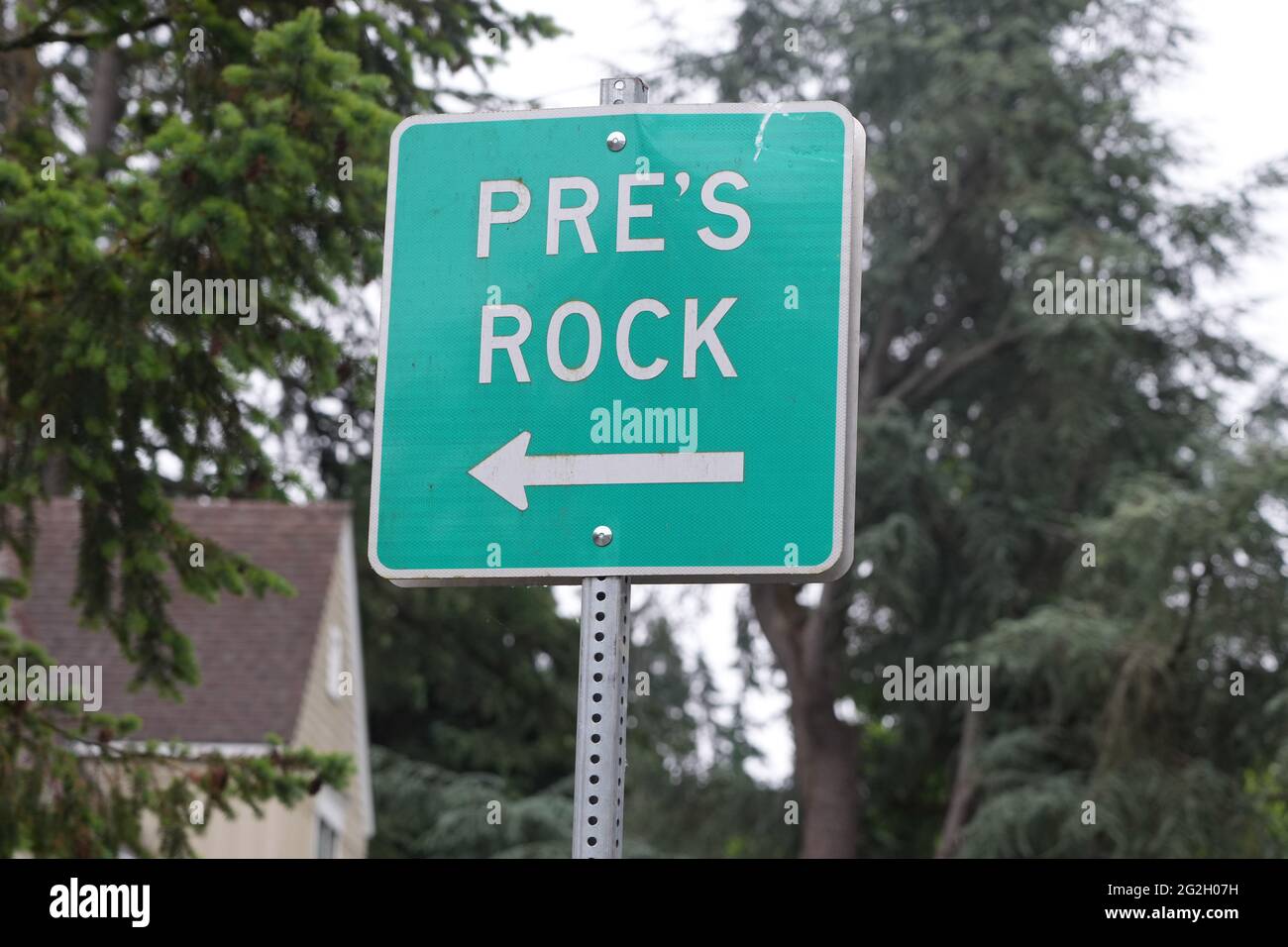 A Pre's Rock directional sign, Friday, June 11, 2021, in Eugene, Ore. The memorial is at the base of the roadside boulder where where American distanc Stock Photo