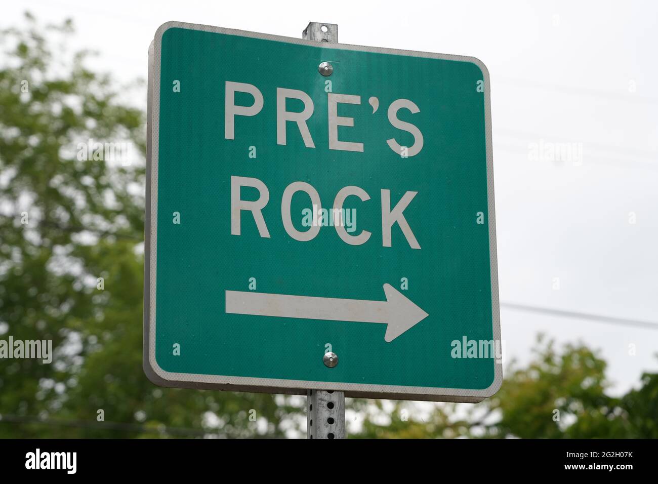 A Pre's Rock directional sign, Friday, June 11, 2021, in Eugene, Ore. The memorial is at the base of the roadside boulder where where American distanc Stock Photo