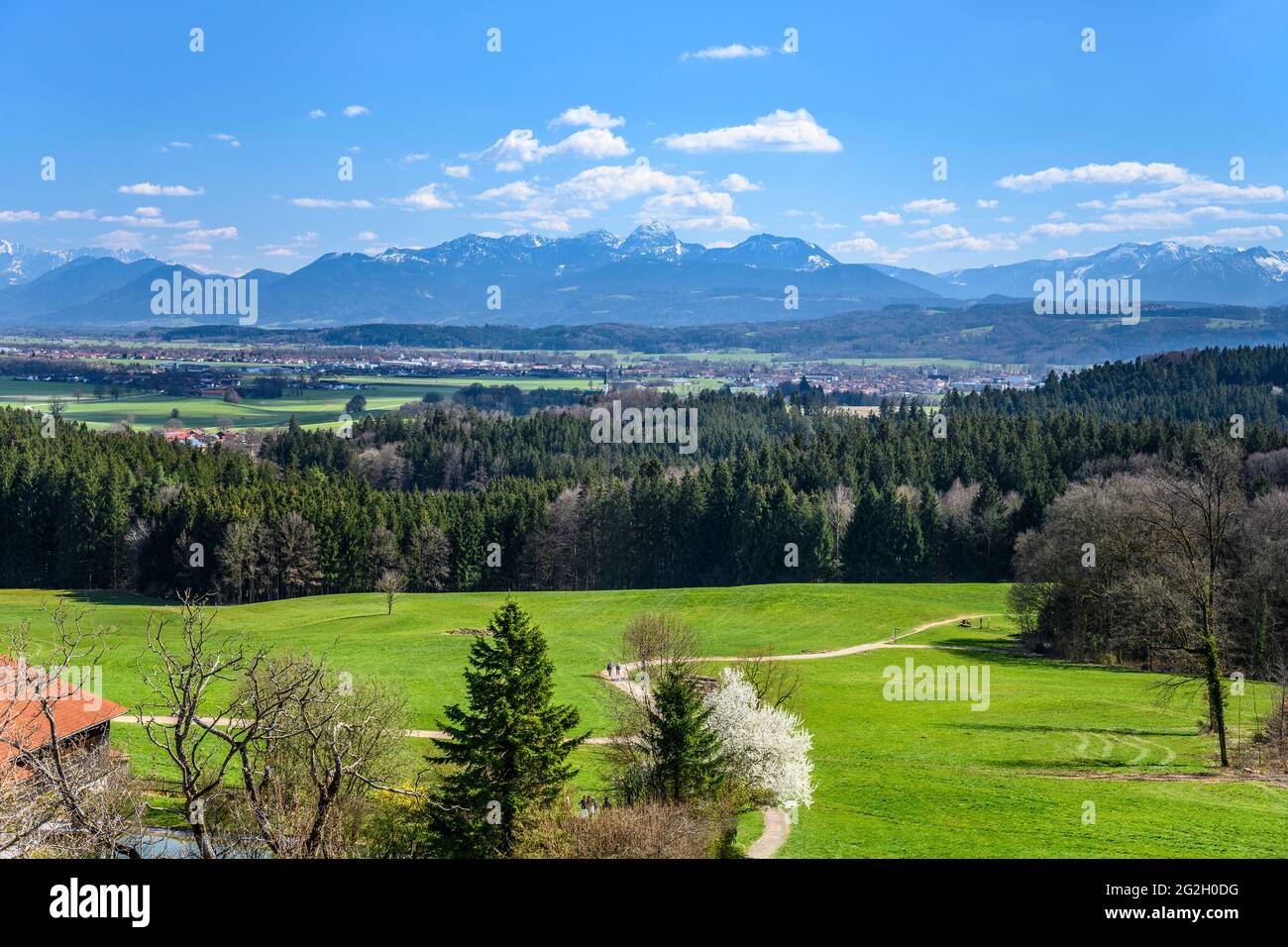 Germany, Bavaria, Upper Bavaria, Rosenheim district, Feldkirchen-Westerham, Kleinhöhenrain district, view from "Zur Schönen Aussicht" over Mangfal plain to the Wendelstein massif Stock Photo