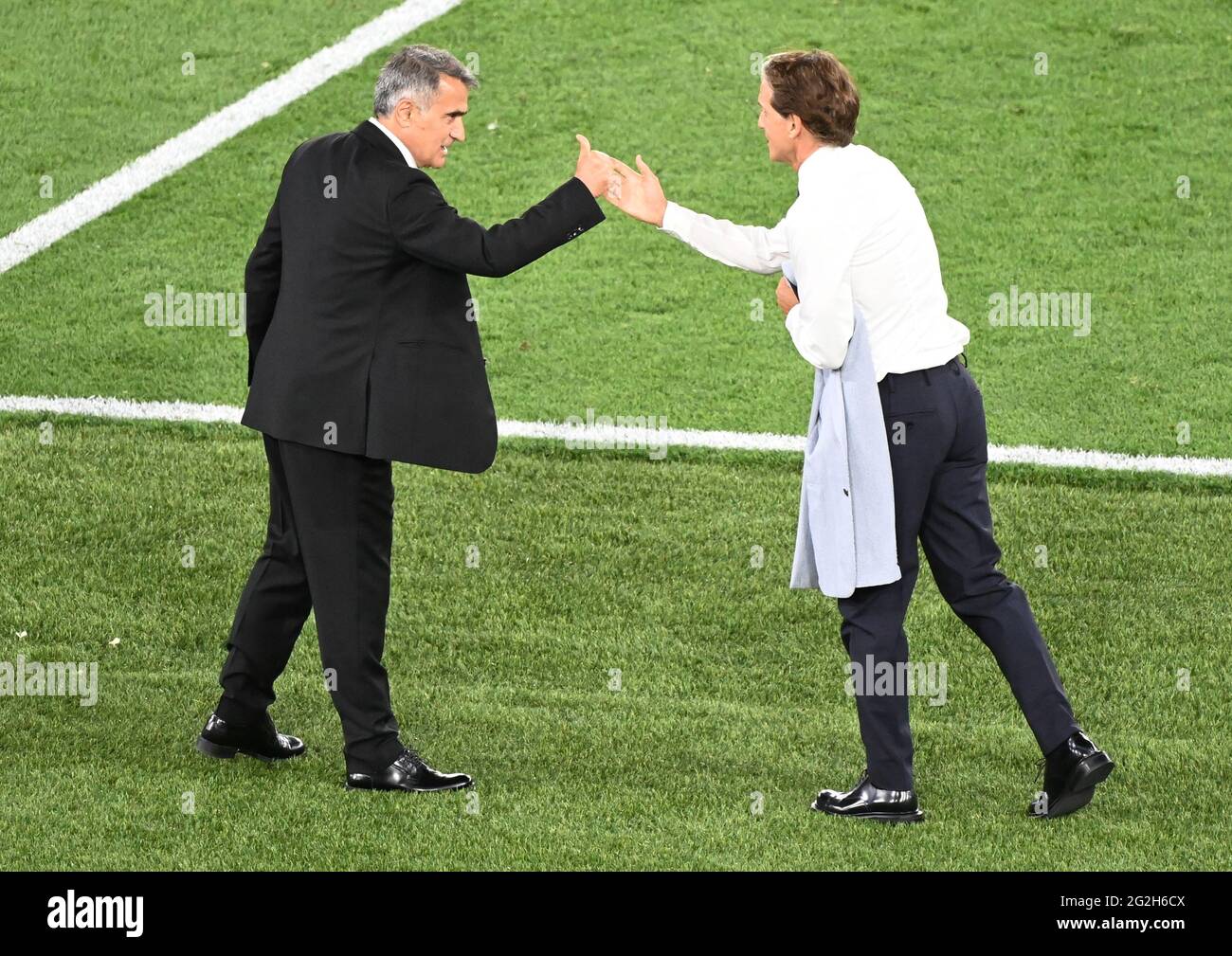 11 June 2021, Lazio, Rom: Football: European Championship, preliminary round, Group A, Turkey - Italy at the Stadio Olimpico di Roma. Coach Senol Günes (l) of Turkey and coach Roberto Mancini of Italy say goodbye after the match. Important: For editorial news reporting purposes only. Not used for commercial or marketing purposes without prior written approval of UEFA. Images must appear as still images and must not emulate match action video footage. Stock Photo