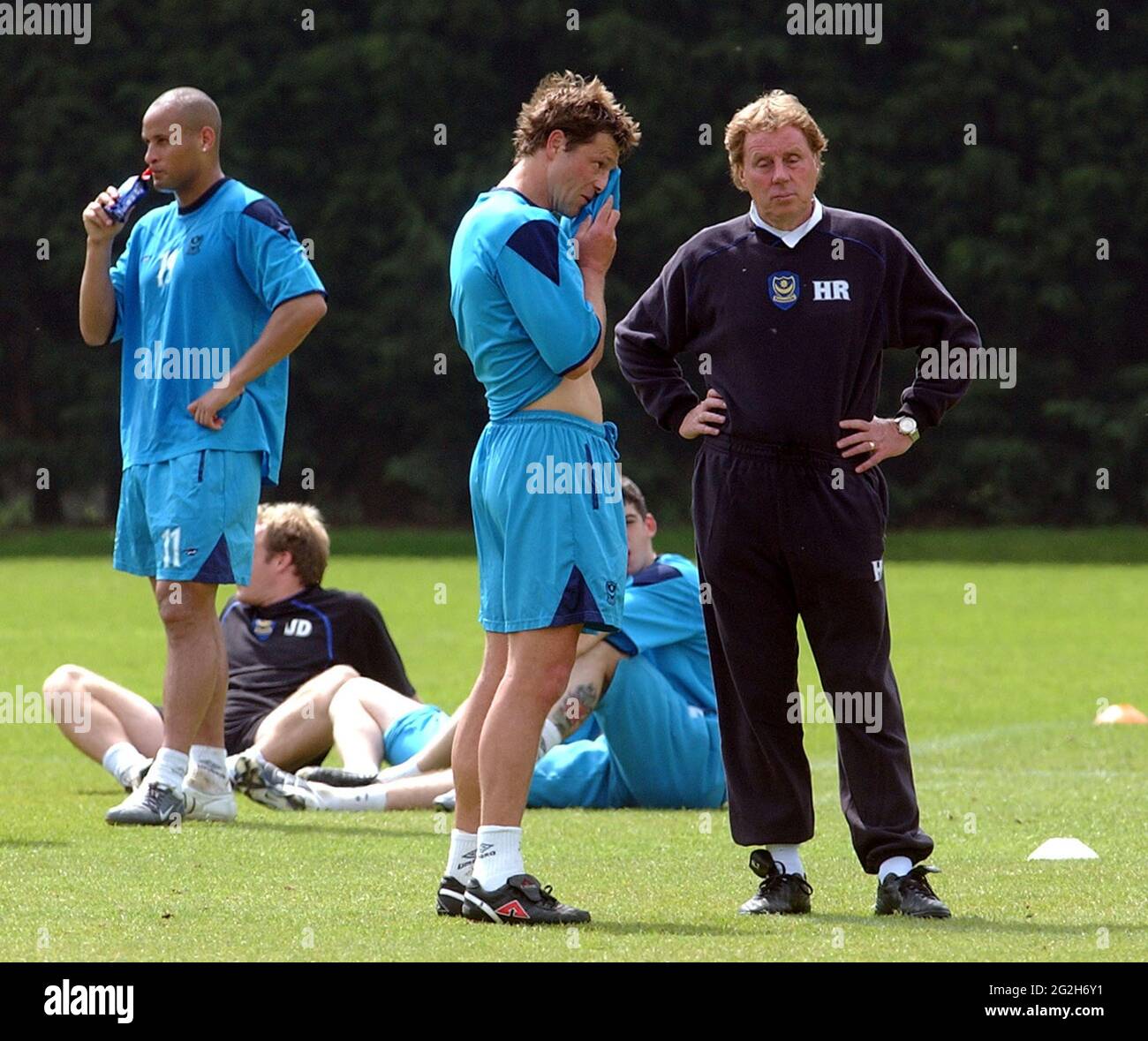 PORTSMOUTH TRAINING 13-5-04 JIM SMITH,HARRY REDKNAPP, AND ARJAN DE ZEEUW AT TRAINING. PIC MIKE WALKER, 2004 Stock Photo
