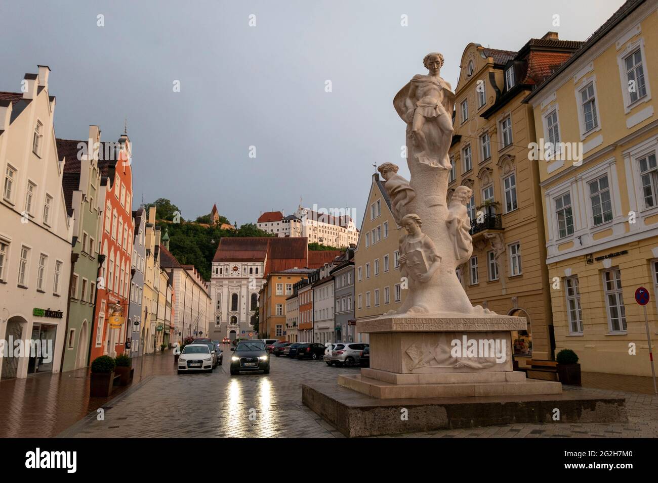 Neustadt with war memorial and Trausnitz Castle, Landshut, Lower Bavaria, Bavaria, Germany Stock Photo
