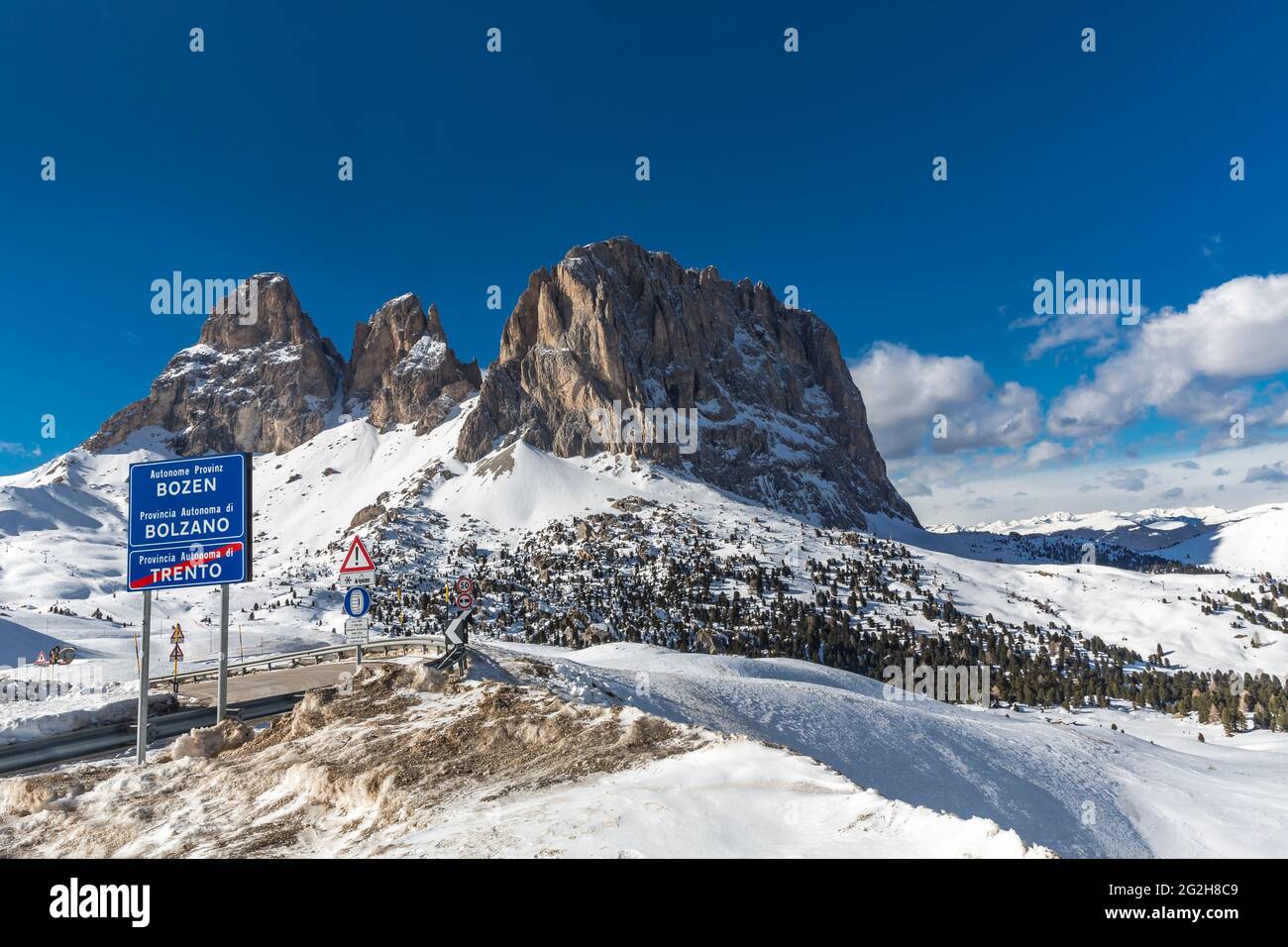 Sign province Bozen, Sellajoch, Passo Sella, at the back Grohmannspitze, 3126 m, Fünffinger, 2998 m, Langkofel, 3181 m, Sellaronda, South Tyrol, Alto Adige, Dolomites, Italy, Europe Stock Photo